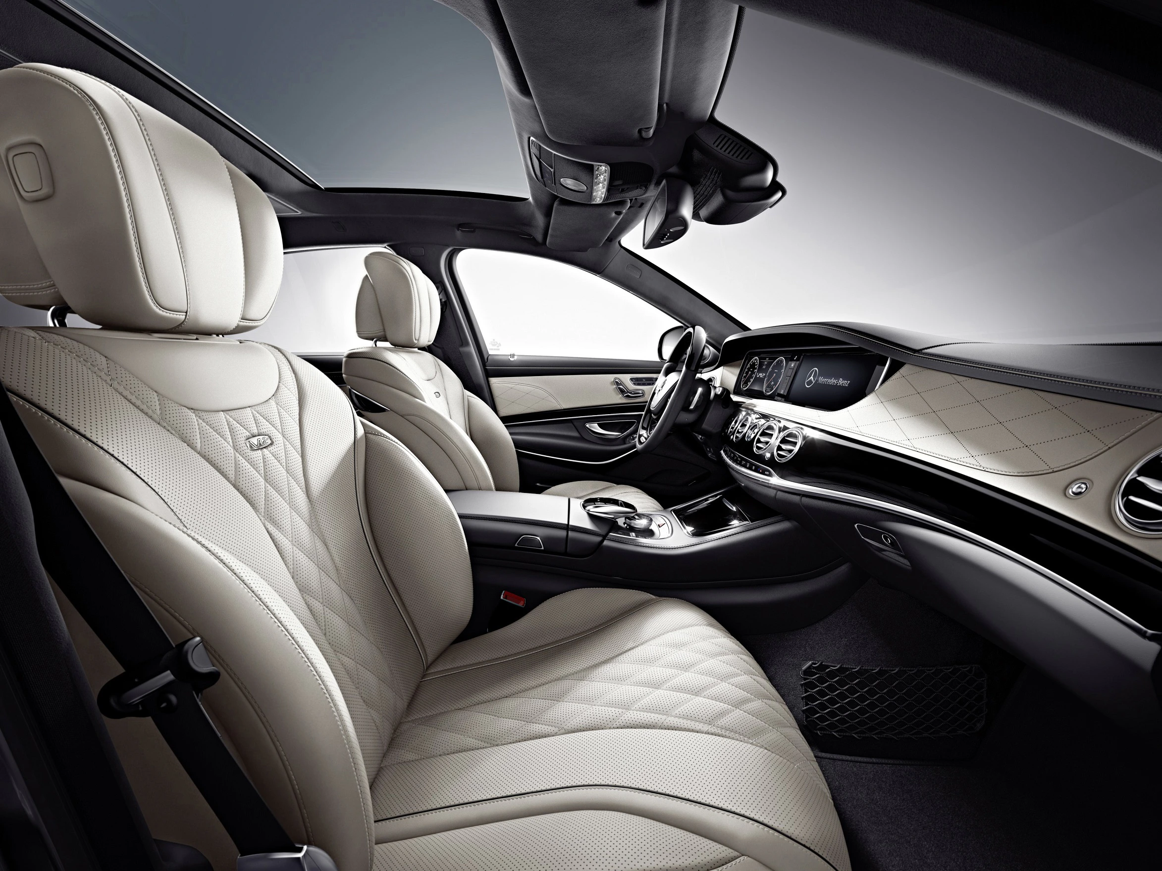 Luxuriöser Auto-Innenraum mit weißen Ledersitzen, modernem Armaturenbrett und großzügigem Platzangebot.