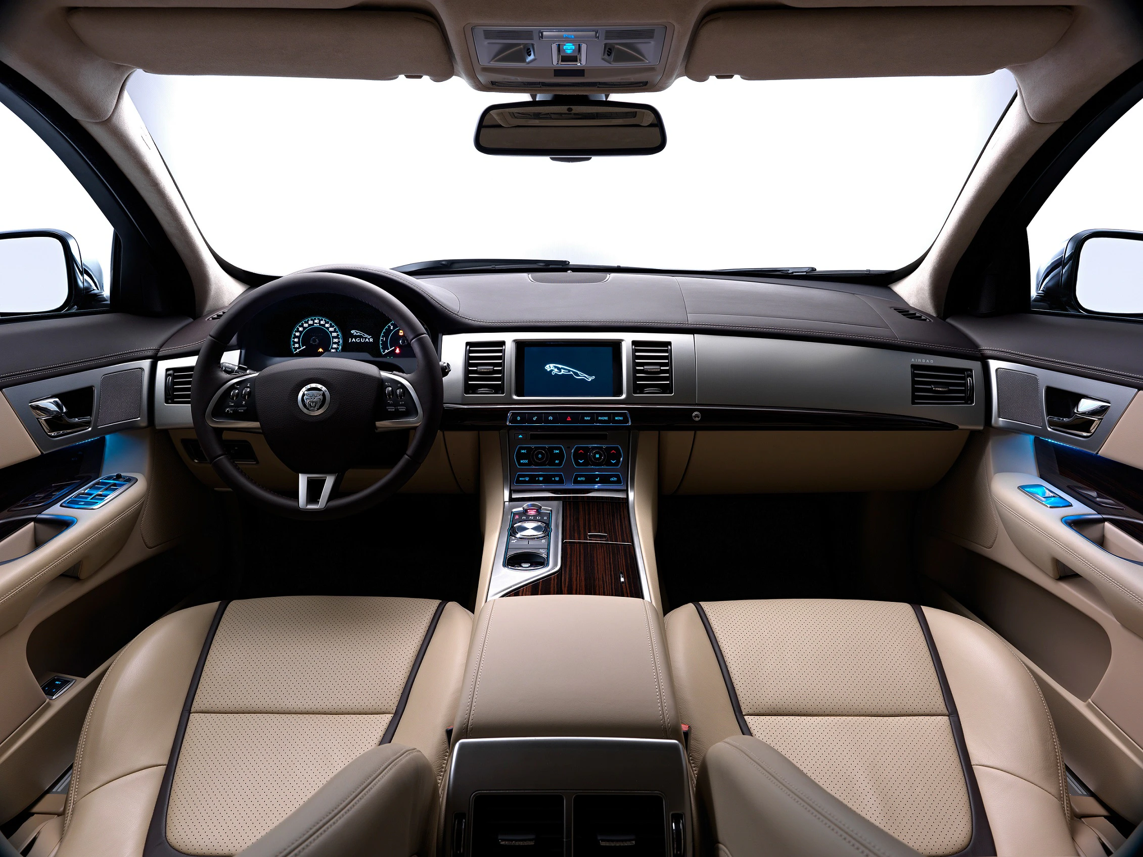 Innenraum eines modernen Autos mit beigen Ledersitzen, multifunktionalem Lenkrad und digitalem Display auf dem Armaturenbrett.