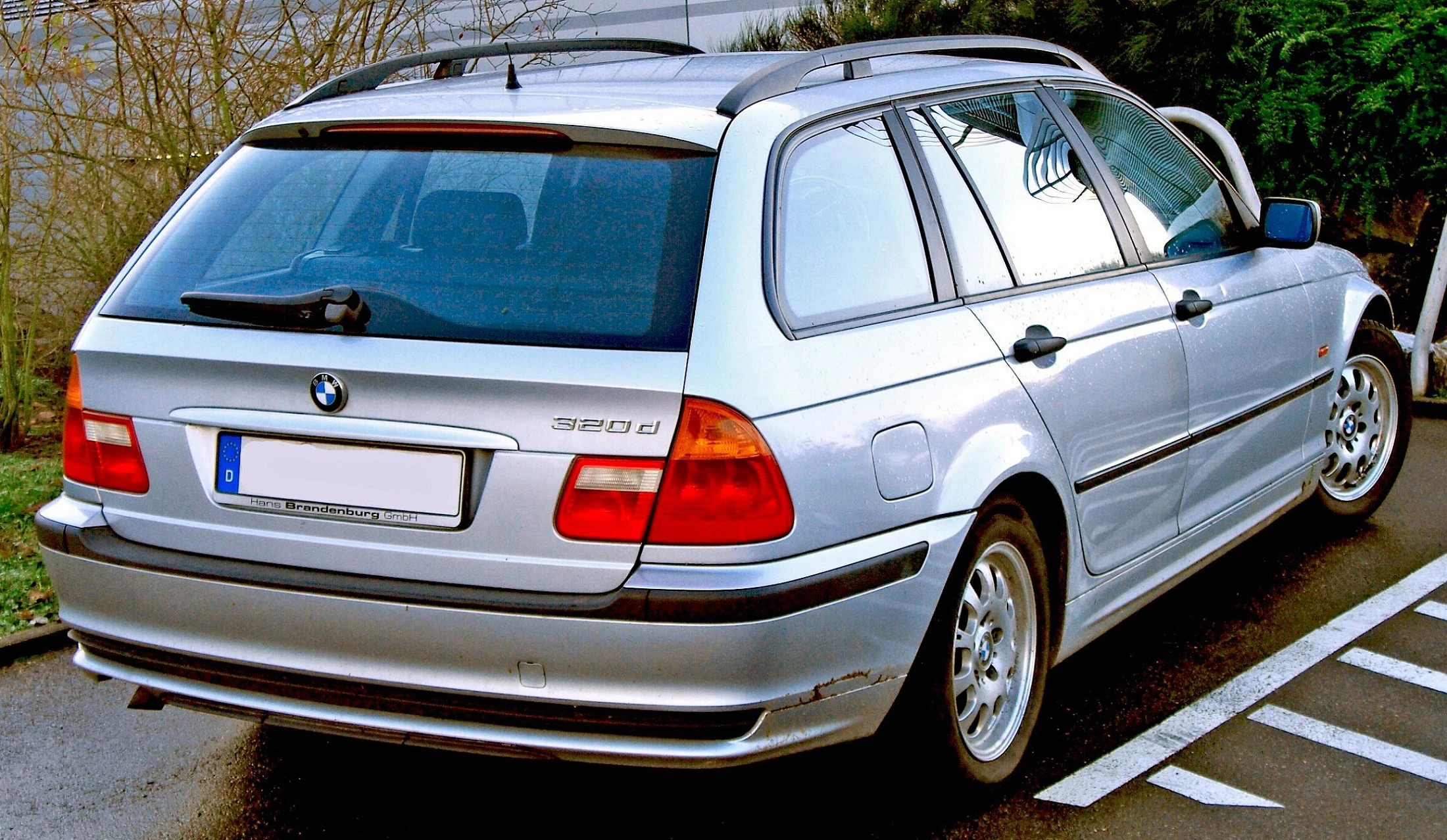 BMW 3er Touring E46 Aussenansicht Heck schräg statisch silber