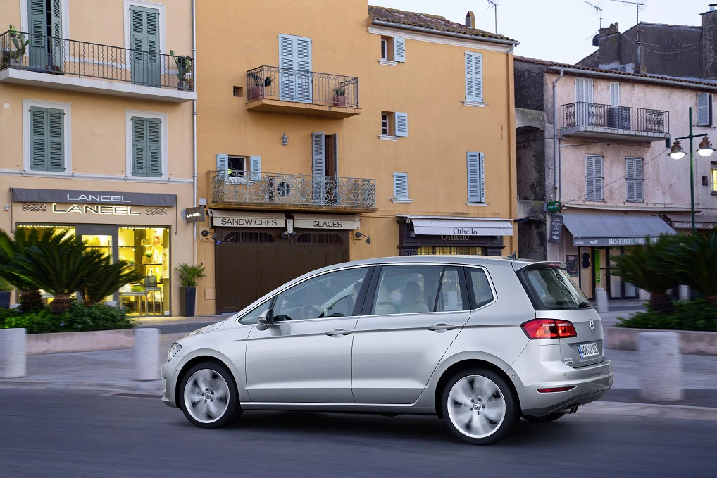 VW Golf Sportsvan AussenansichtSeite statisch silber