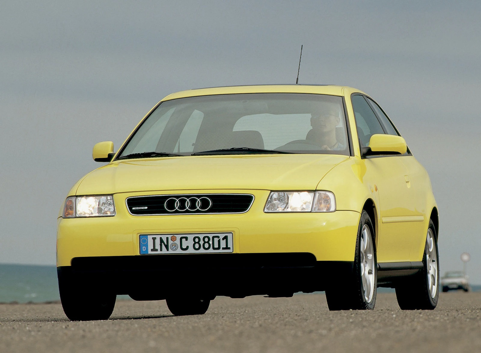 Gelber Audi A3 auf einer Straße bei Tageslicht, von vorne aufgenommen. Nummernschild mit der Aufschrift "IN C 8801".