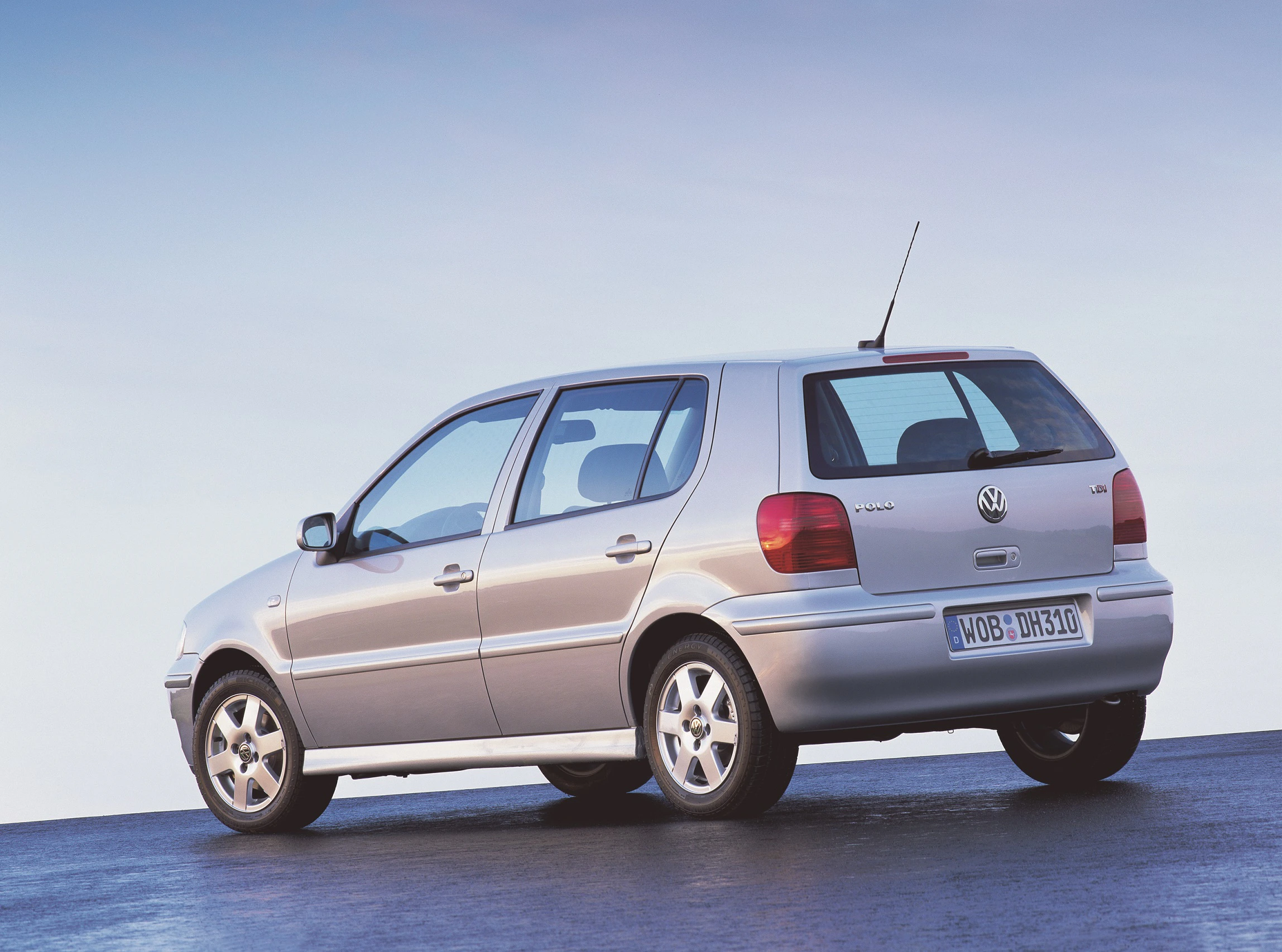 Ein silberner VW Golf 4, Fünftürer, steht auf einer asphaltierten Fläche bei klarem Himmel. Sicht von hinten seitlich.