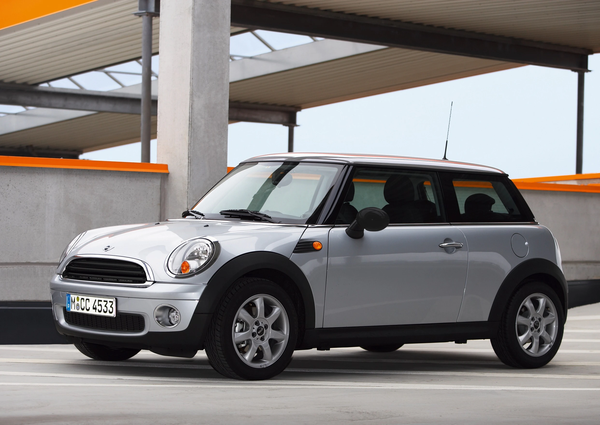 Mini Mini Dreitürer R56 Aussenansicht Front silber statisch weiß