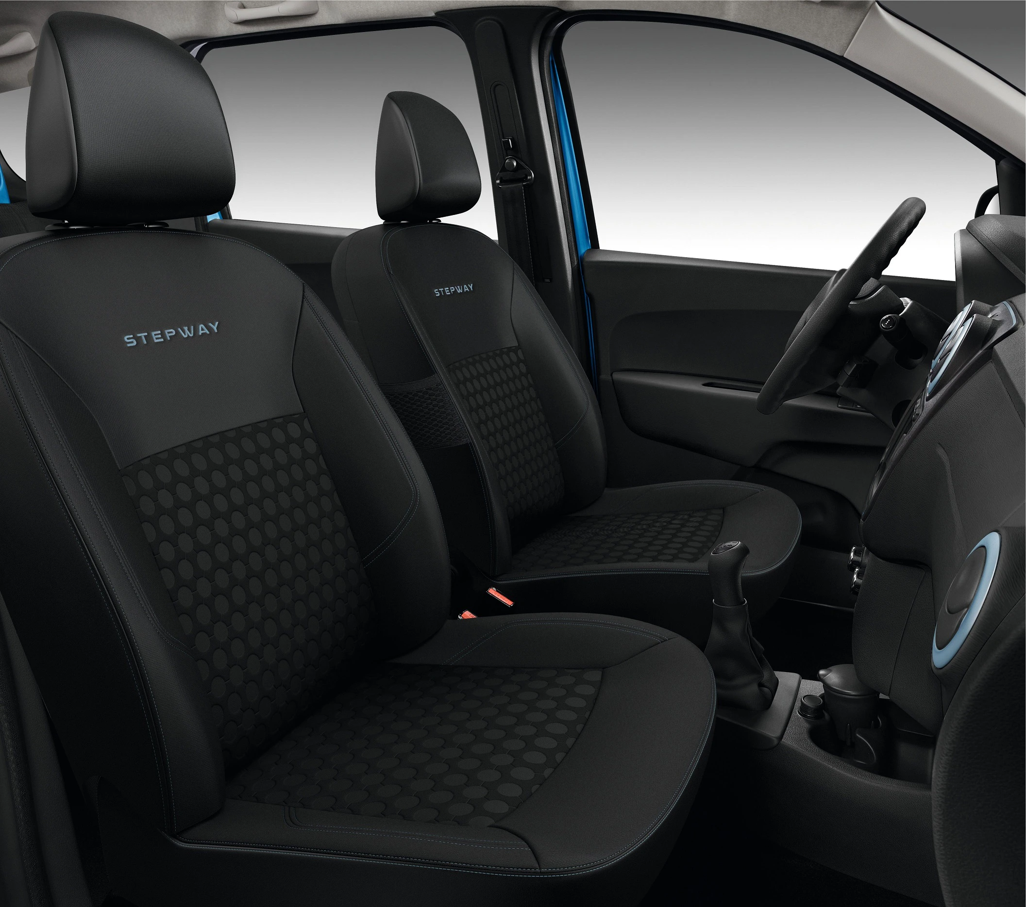 Innenraum eines Autos mit schwarzen Vordersitzen, Armaturenbrett und Lenkrad, Sitzbezüge mit "STEPWAY"-Aufschrift, Seitenansicht.