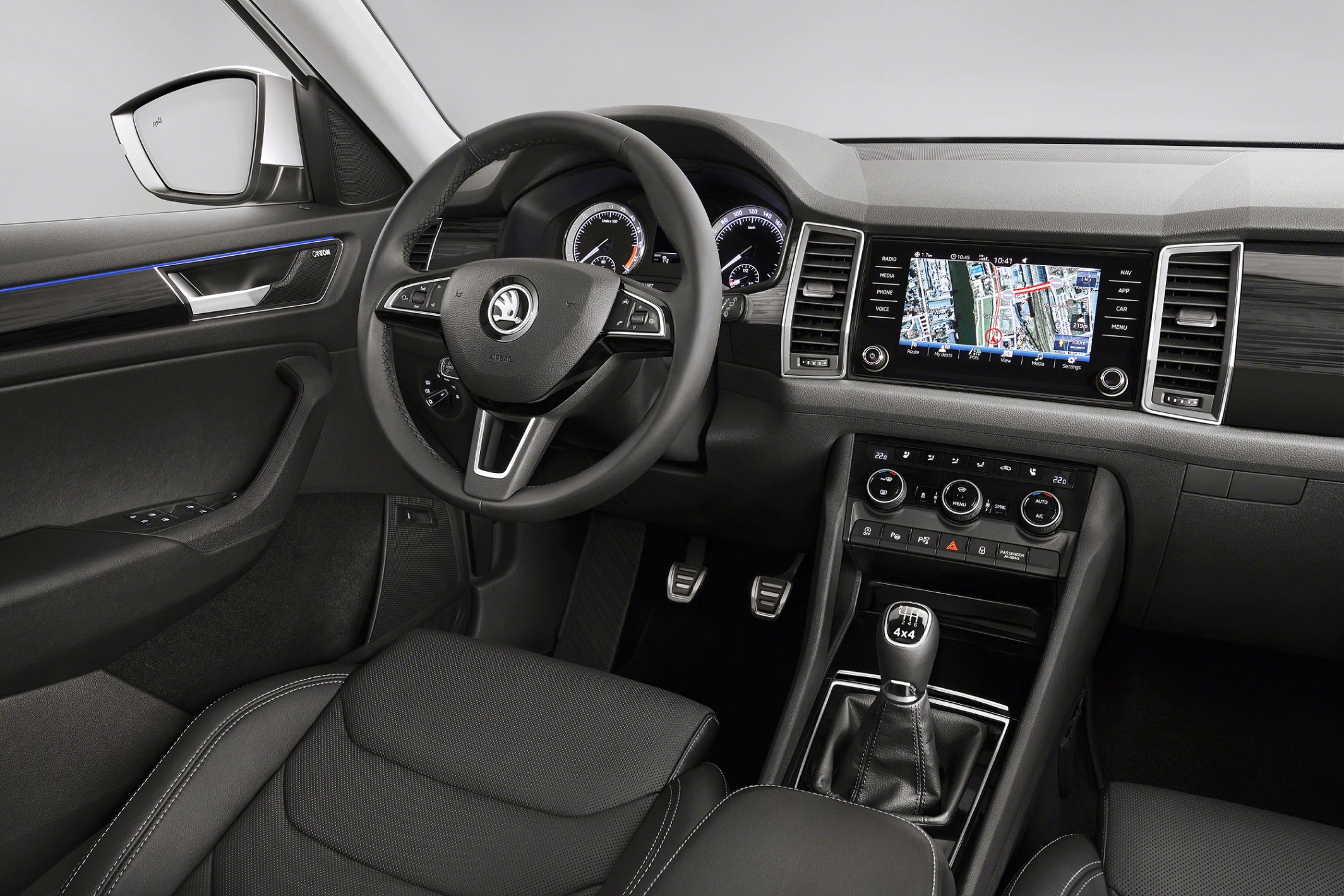 Innenraum eines modernen Autos mit schwarzem Lederinterieur, Lenkrad, Analogtacho und Navigationssystem auf dem Armaturenbrett.