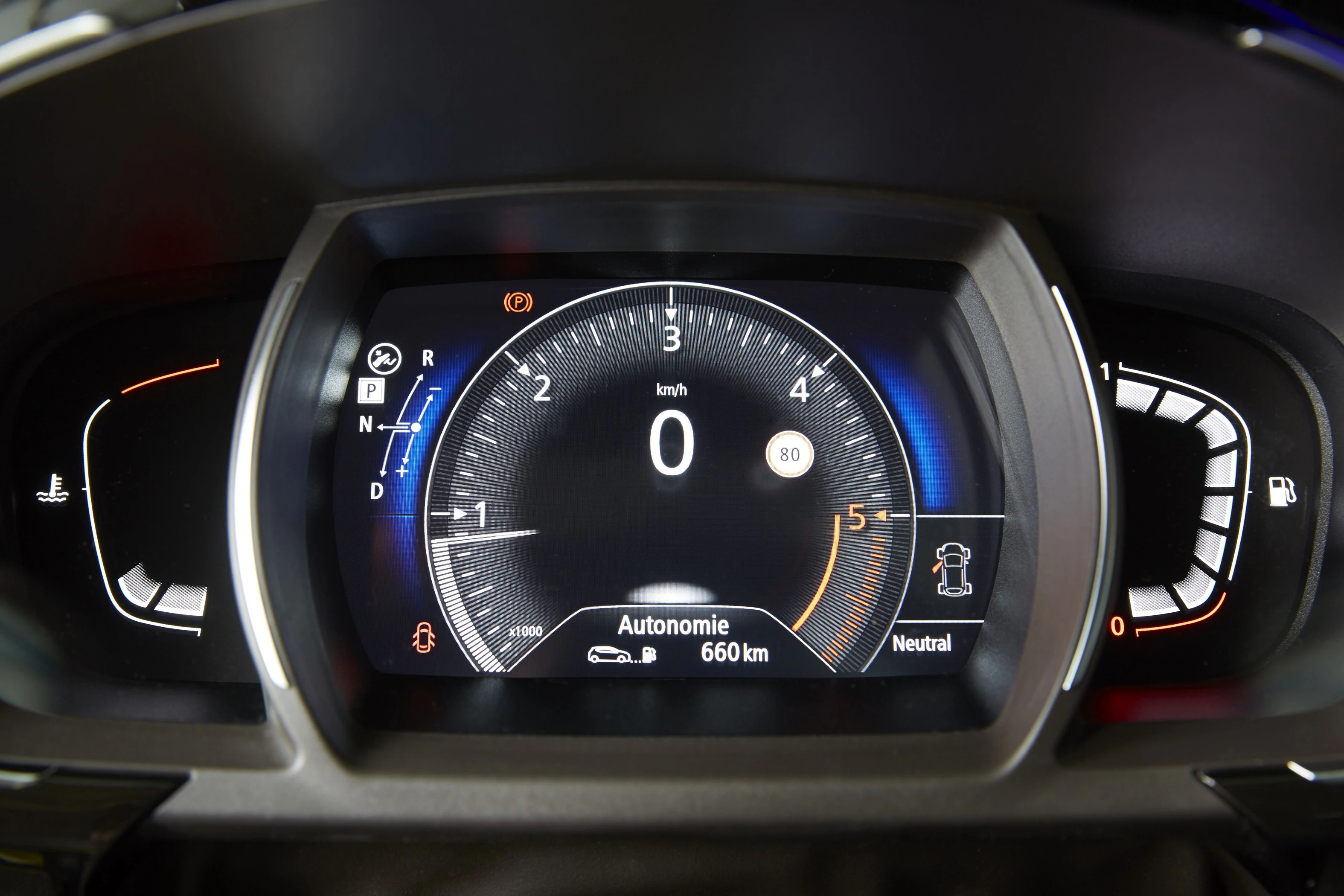Digitales Armaturenbrett eines Autos zeigt Tachometer, Kilometerstand und verschiedene Anzeigen für Treibstoff und Fahrmodus.