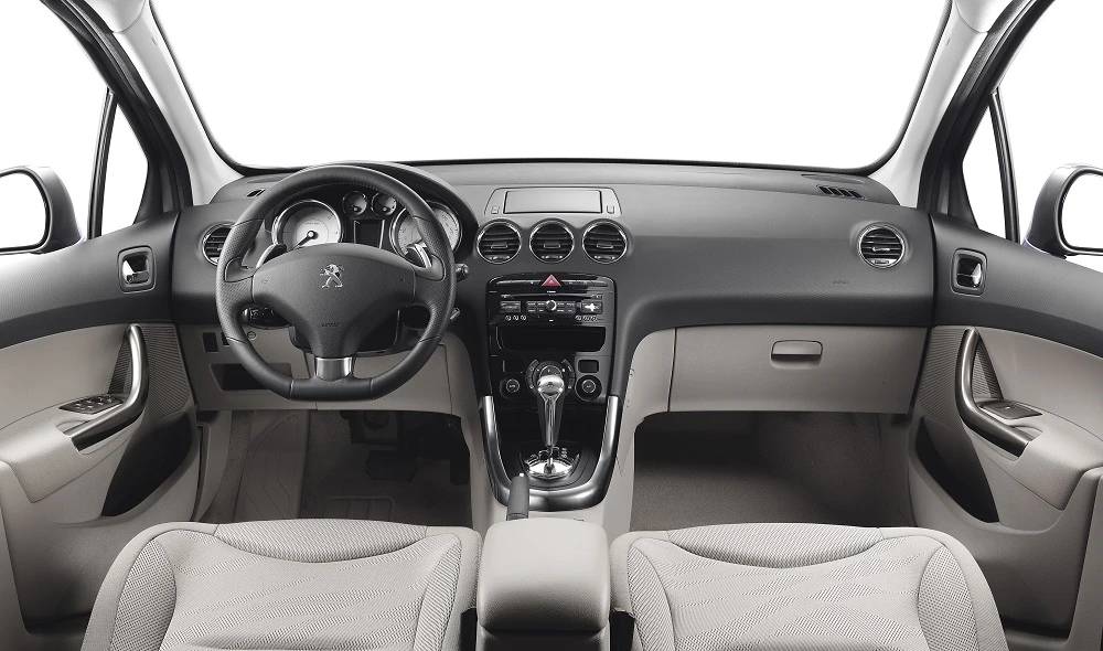 Innenraum eines Autos mit grauem Armaturenbrett, Lenkrad mit Logo, Mittelkonsole und beigen Sitzen. Minimalistisches Design.