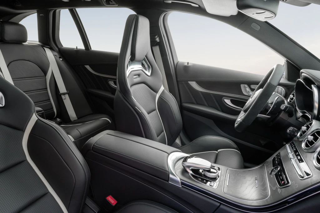 Innenraum eines modernen Autos mit luxuriösen Ledersitzen, elegantem Armaturenbrett und sportlichem Lenkrad.