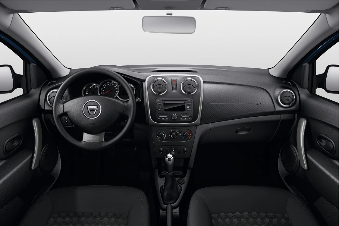 Innenraum eines Autos mit Lenkrad, Armaturenbrett, schwarzen Sitzen und Schalthebel. Minimalistisches Design mit zentralem Display.