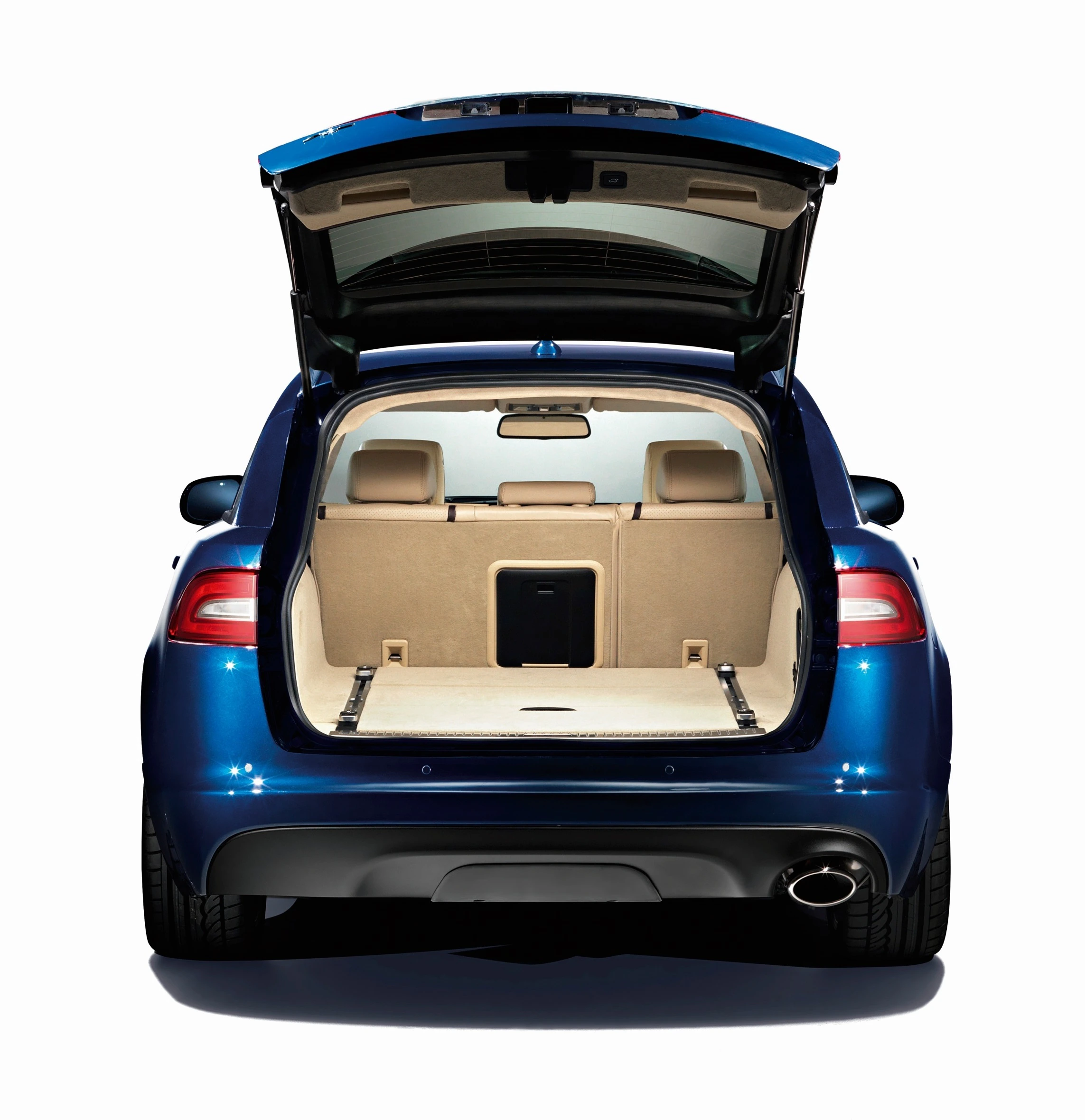Blaues SUV von hinten, Kofferraum offen, beige Innenraum sichtbar, auf weißem Hintergrund.