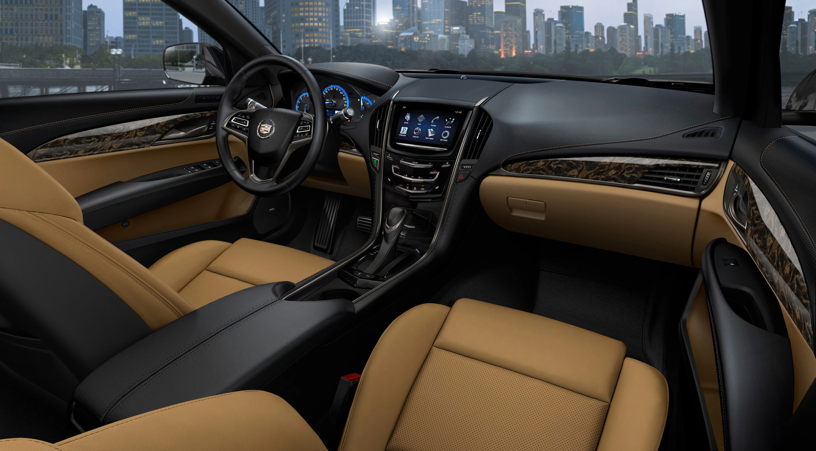 Innenraum eines modernen Autos mit beigem Leder, Holzverkleidungen, großem Display, und Blick auf eine Skyline im Hintergrund.