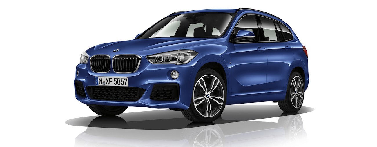 Blauer BMW SUV auf weißem Hintergrund, Ansicht von vorne links, mit markanten Scheinwerfern und glänzenden Felgen.