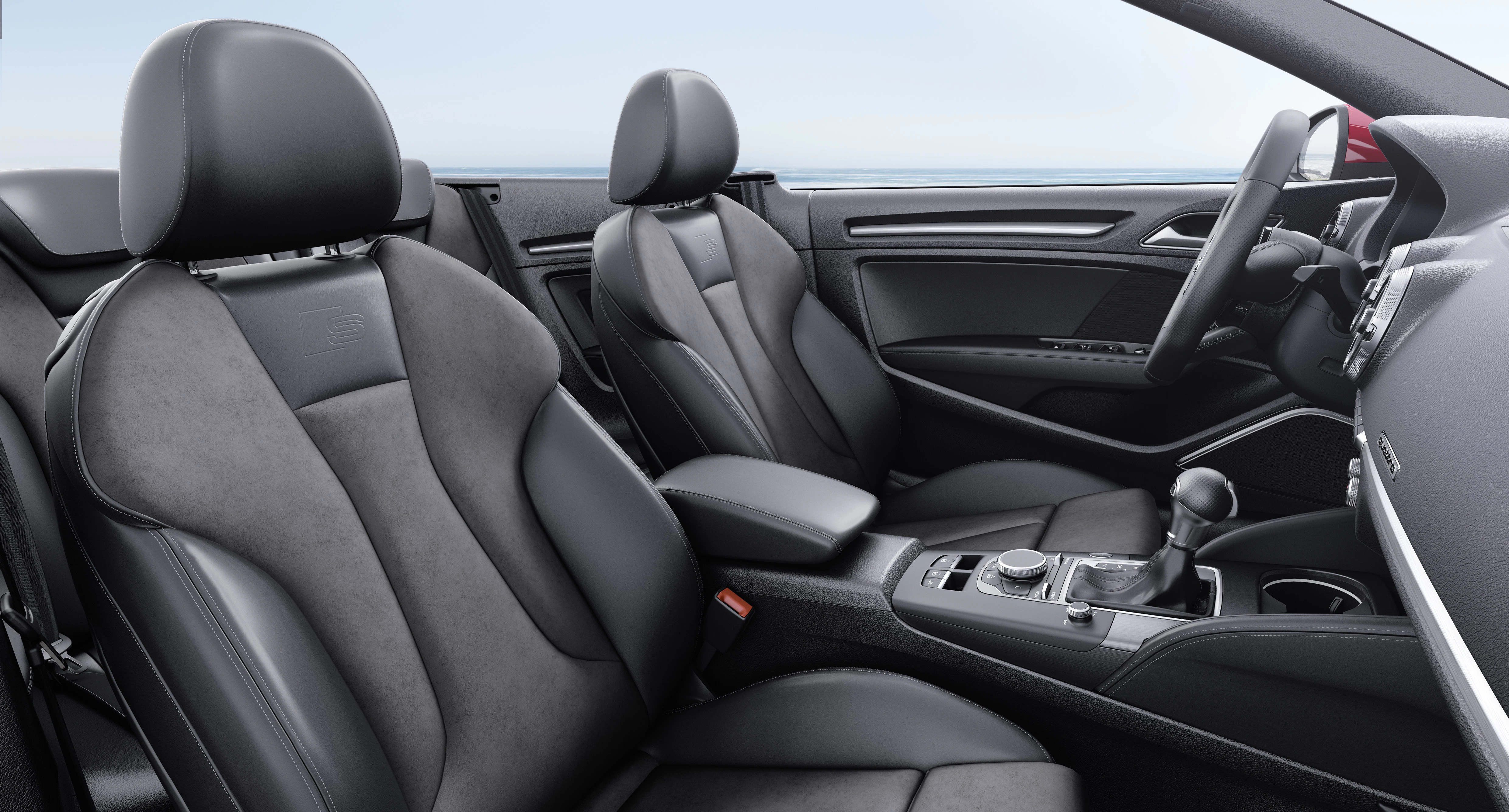 Innenraum eines modernen Autos mit schwarzen Ledersitzen und einem minimalistischen Armaturenbrett-Design.