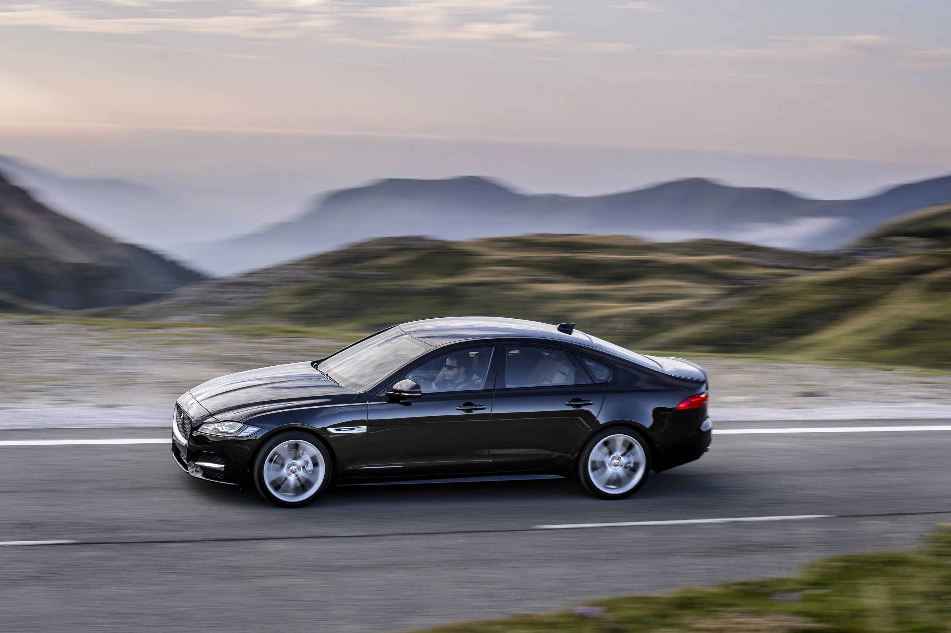 Jaguar XF X260 Aussenansicht Seite schräg dynamisch schwarz