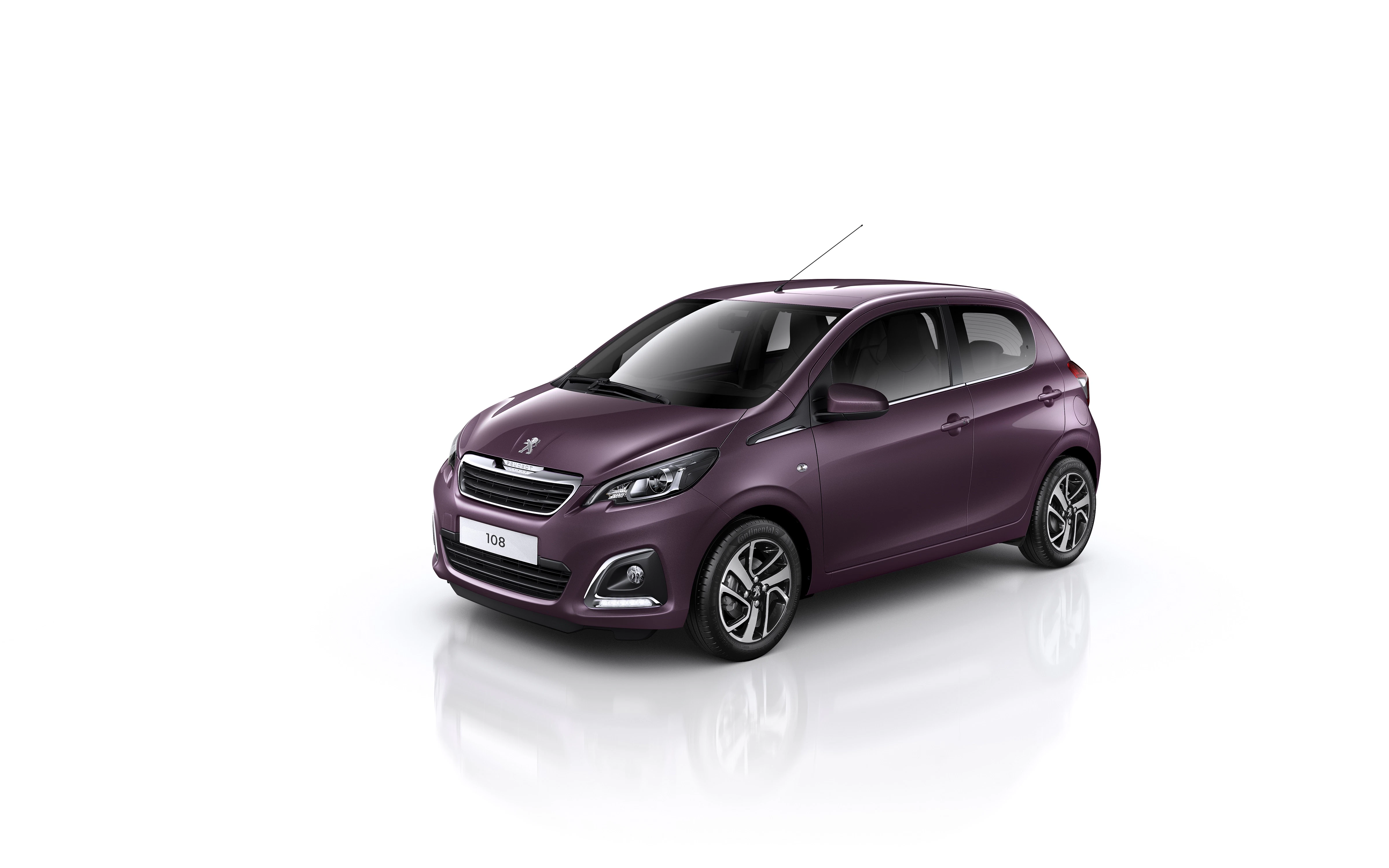 Lila Peugeot 108 vor weißem Hintergrund, schräg von vorne fotografiert. Kleinwagen mit markantem Design und Alufelgen.