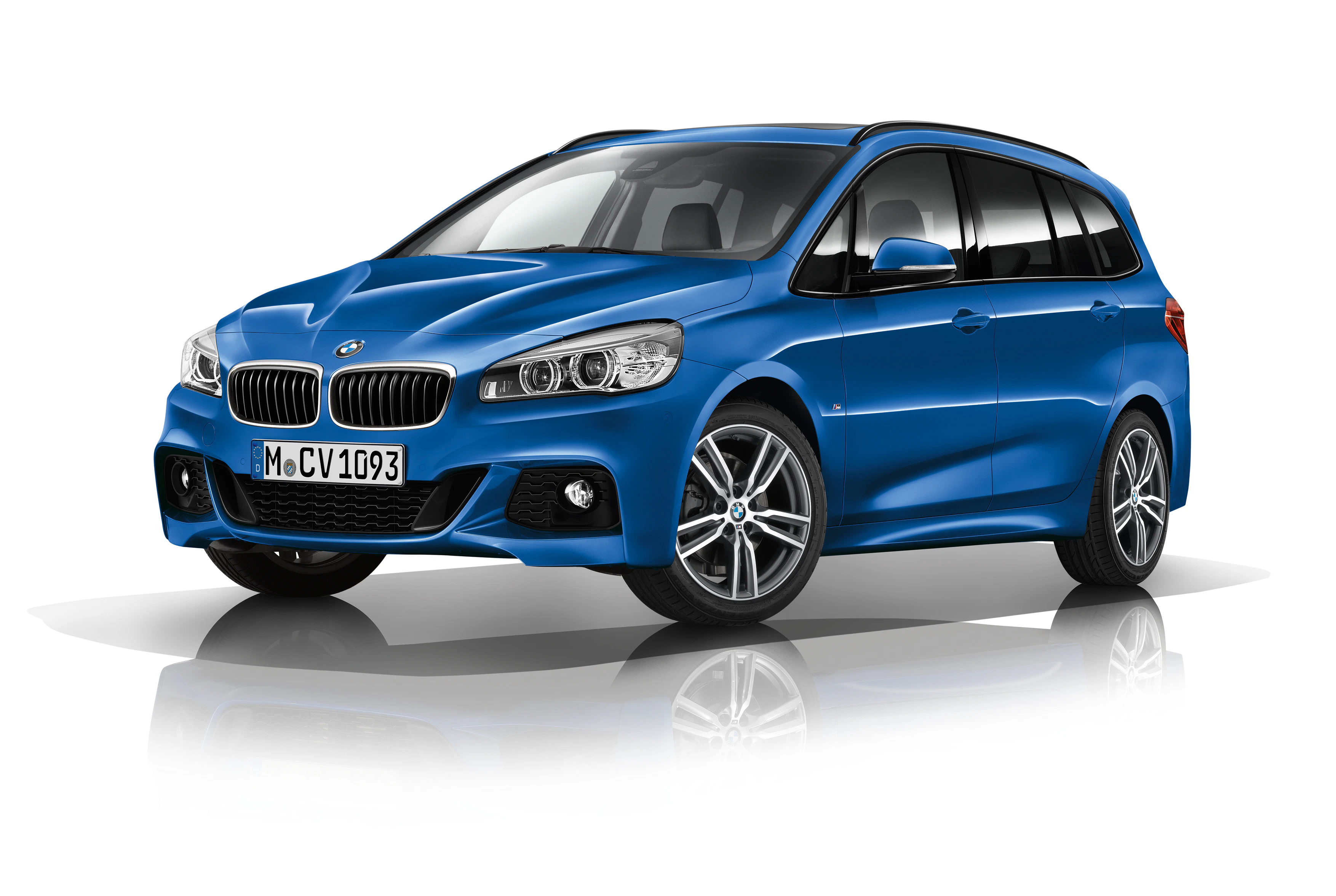 Blauer BMW Kombi mit sportlichem Design, stehend auf einem reflektierenden Untergrund, Ansicht von vorne links.