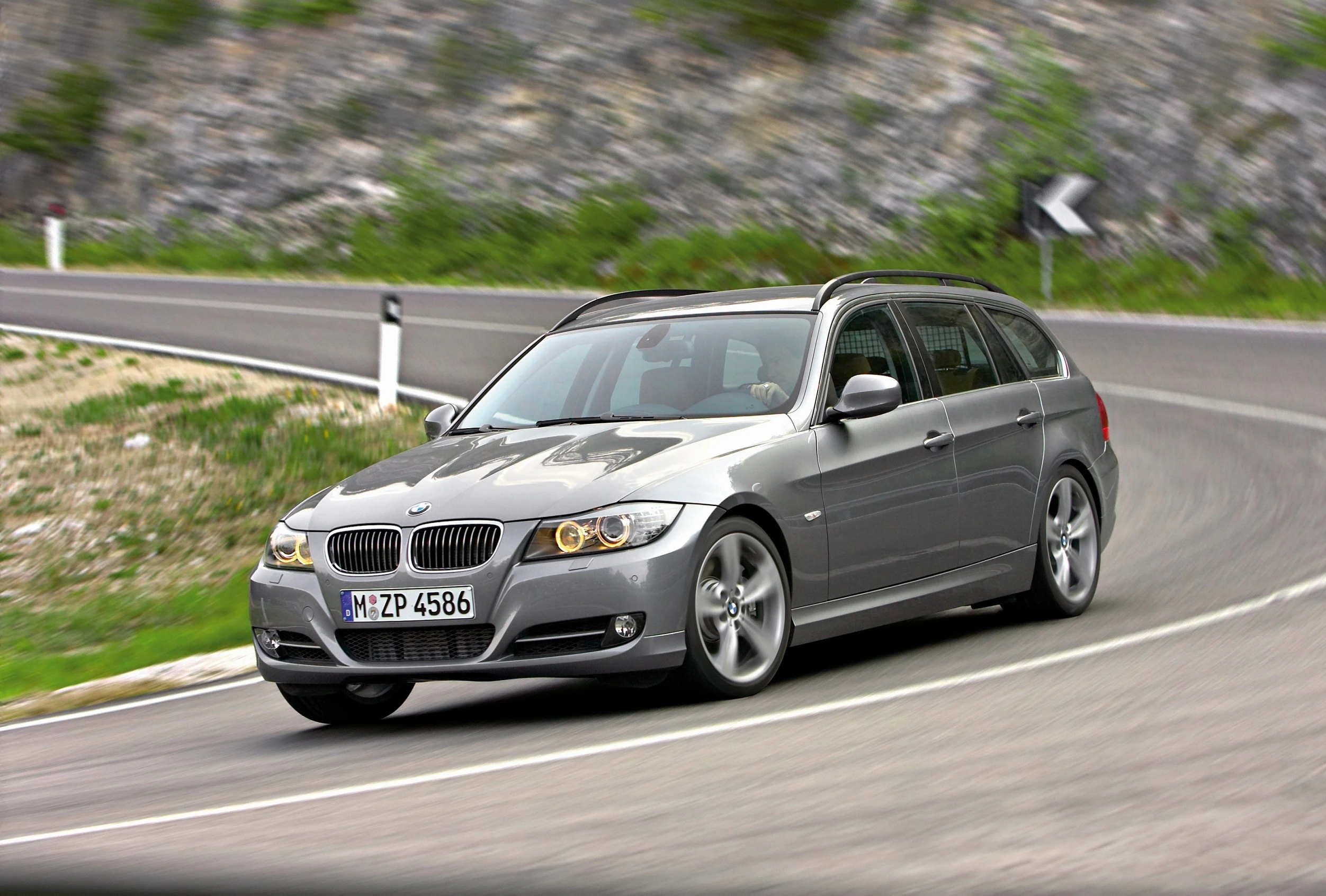 BMW 3er Touring E91 LCI Aussenansicht Front schräg dynamisch grau