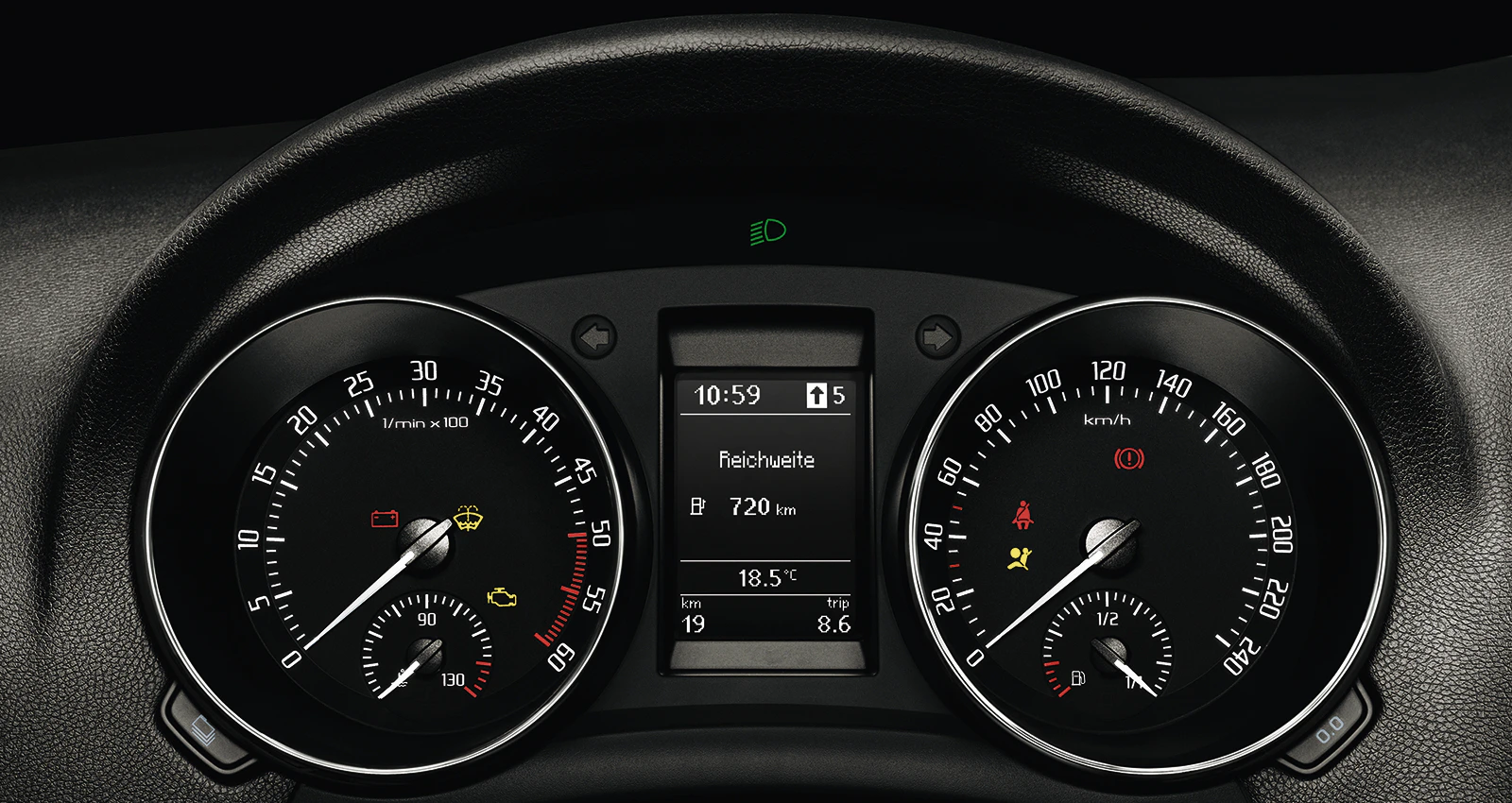 Nahaufnahme eines Armaturenbretts mit Tachometer, Drehzahlmesser, Kraftstoffanzeige und digitalem Display, das Reichweite und Uhrzeit zeigt.