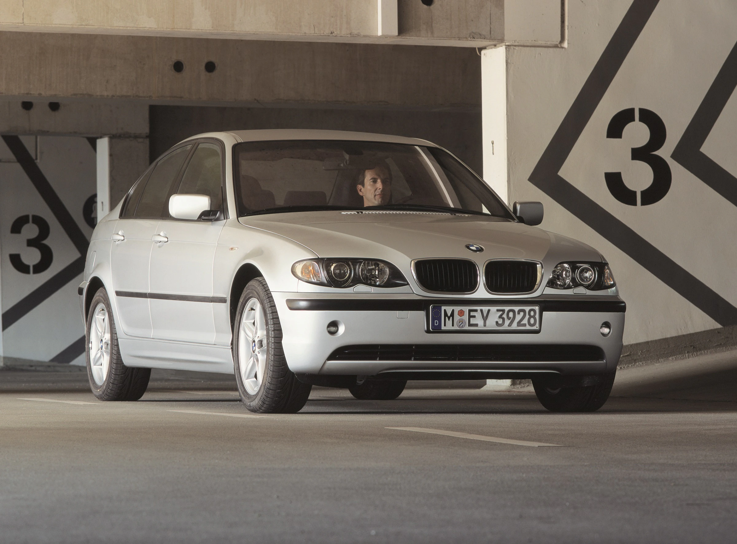 BMW 3er Limousine E46 LCI Aussenansicht Front schräg statisch silber