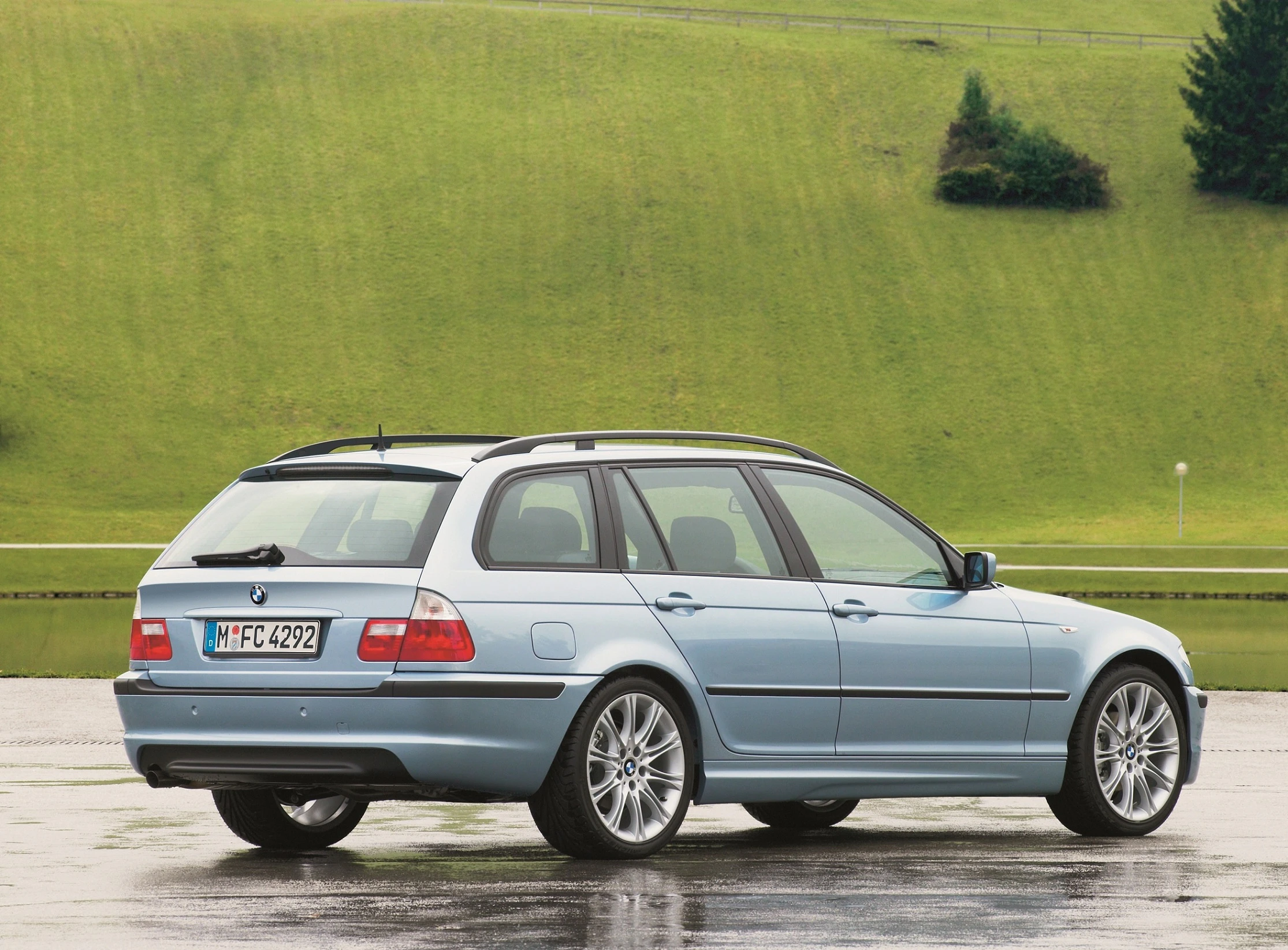 BMW 3er Touring E46 LCI Aussenansicht Heck schräg statisch blau