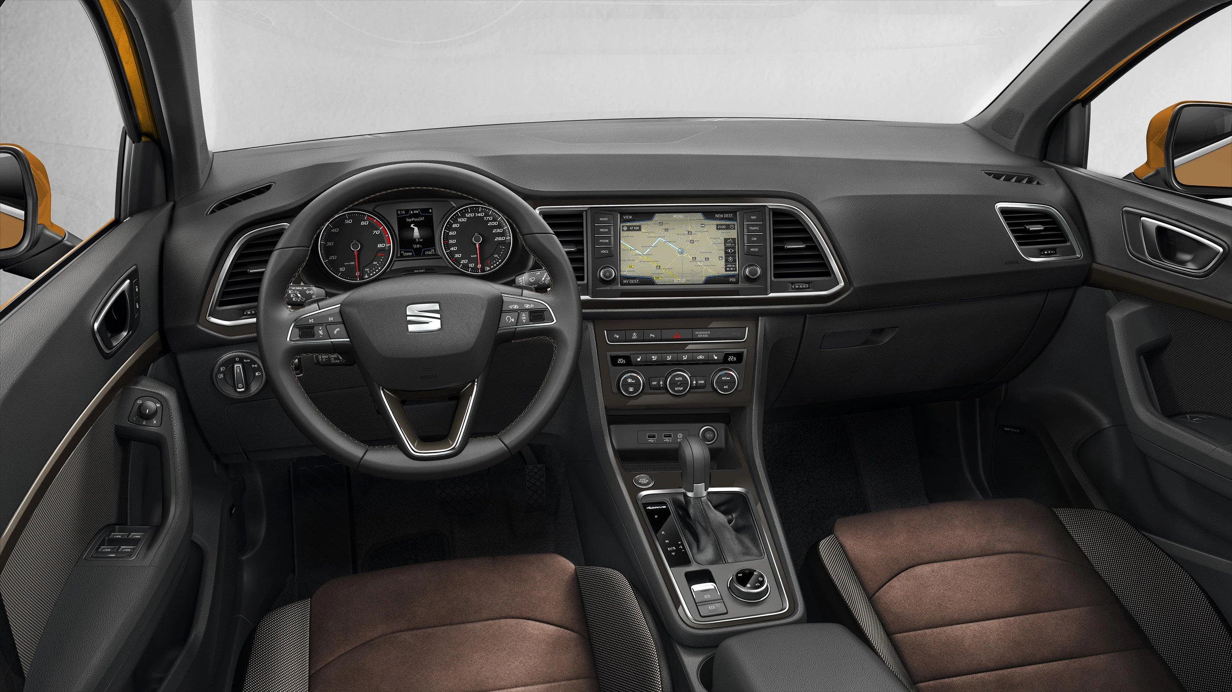 Innenraum eines Autos mit modernem Armaturenbrett, Lenkrad, Touchscreen-Navigation und zwei Vordersitzen in Schwarz und Braun.