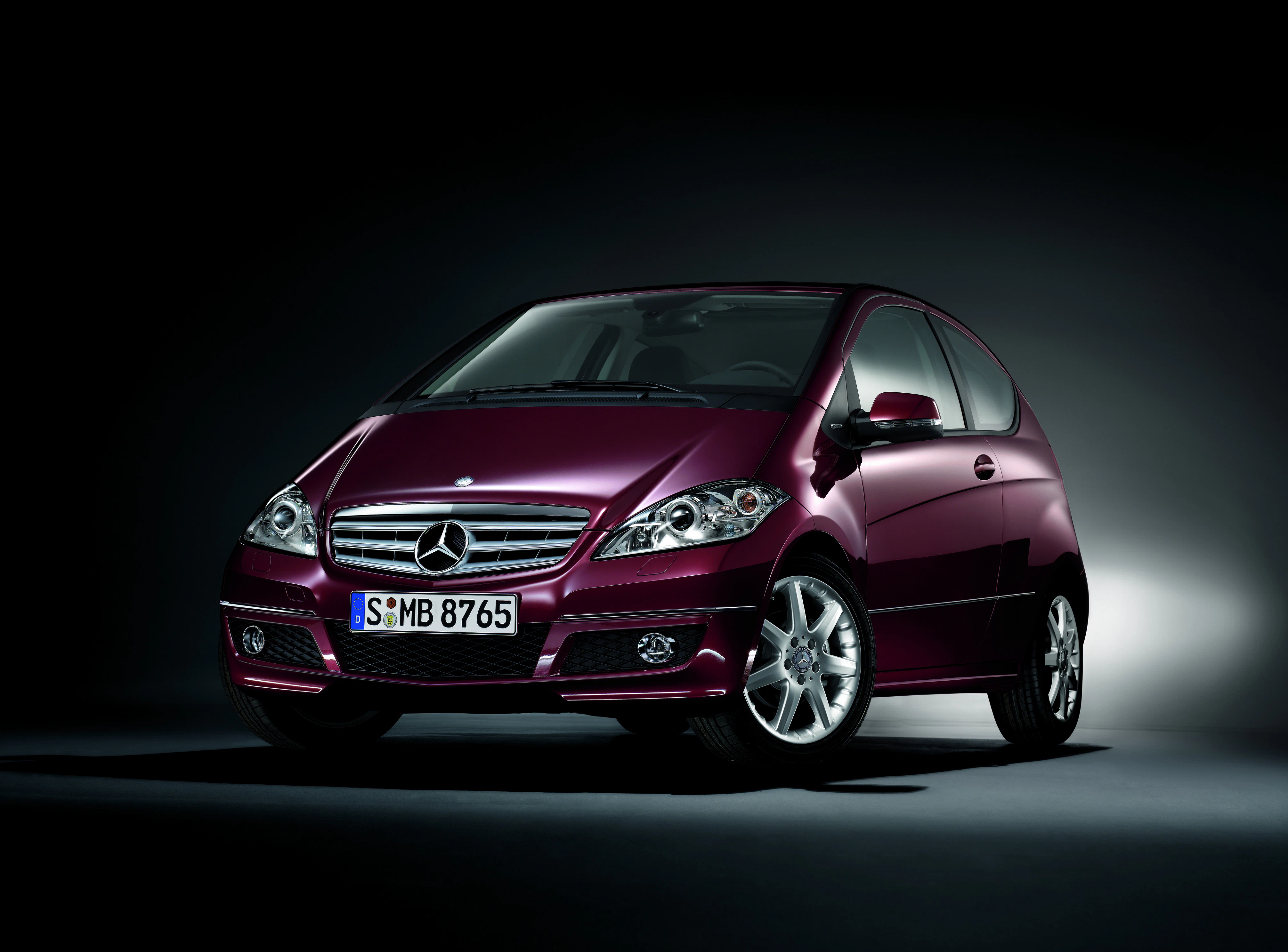 Roter Mercedes-Benz A-Klasse Auto im Studio, Frontansicht, glänzende Oberfläche, dunkler Hintergrund.