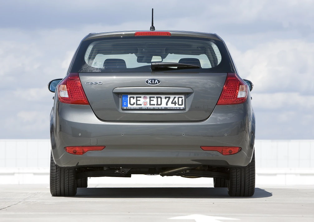 Grauer Kia cee’d von hinten auf einem Parkplatz. Deutsches Kennzeichen: CE ED 740. Klare, sonnige Wetterbedingungen.