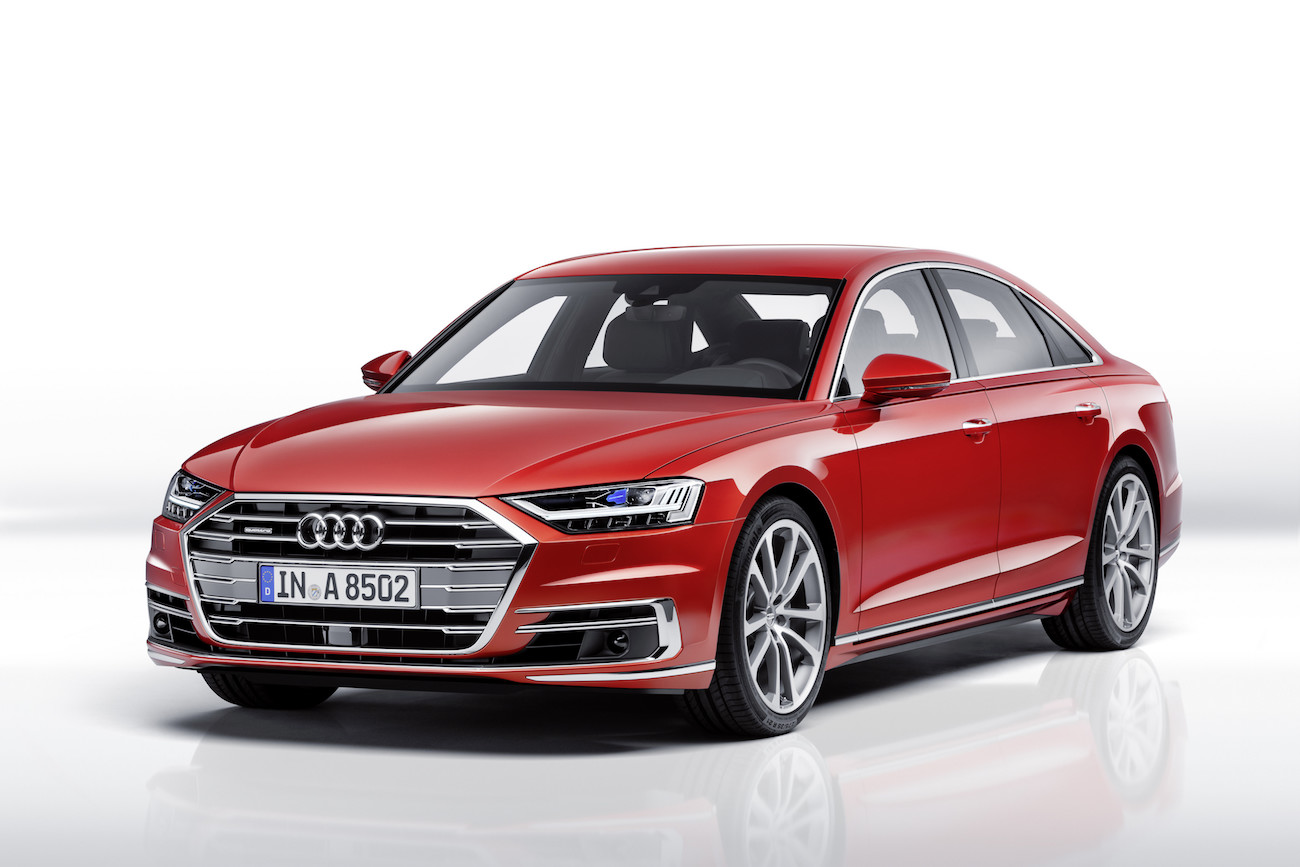 Roter Audi A8 Limousine, frontale Ansicht, auf weißem Hintergrund. Elegantes Design mit markantem Kühlergrill und modernen Scheinwerfern.