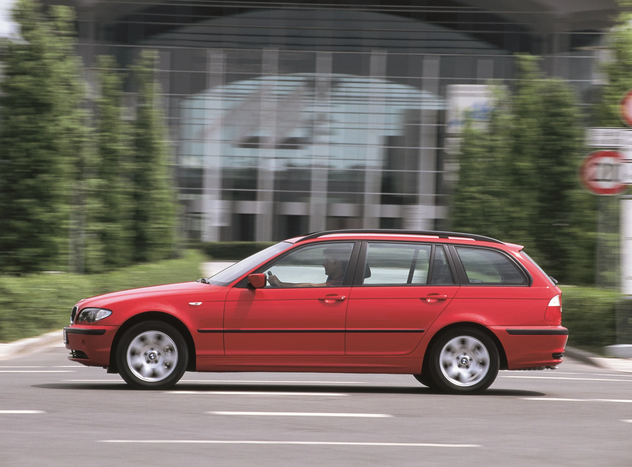 BMW 3er Touring E46 LCI Aussenansicht Seite dynamisch rot