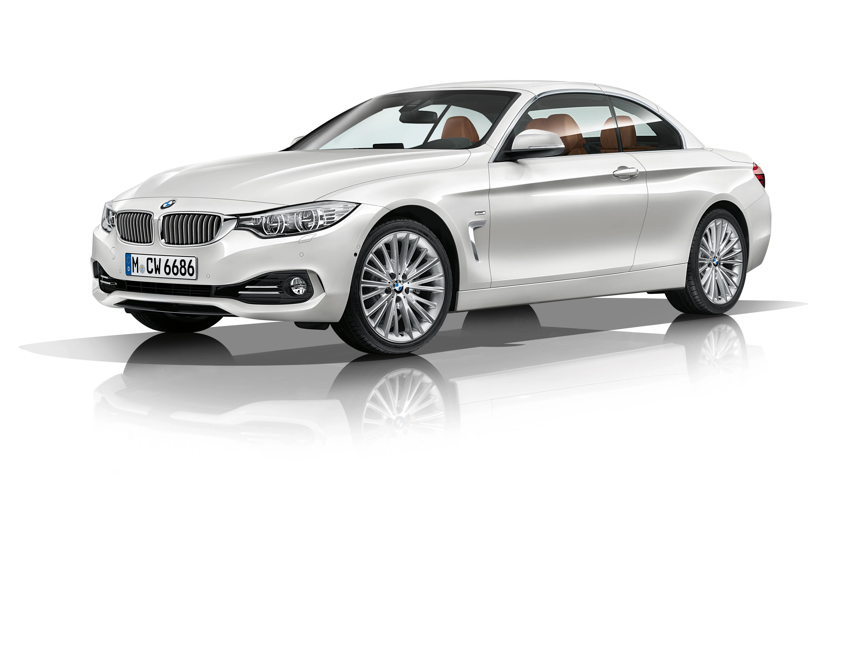 Weißer Sportwagen mit zwei Türen auf weißem Hintergrund. Elegantes Design mit glänzenden Felgen und brauner Innenausstattung.