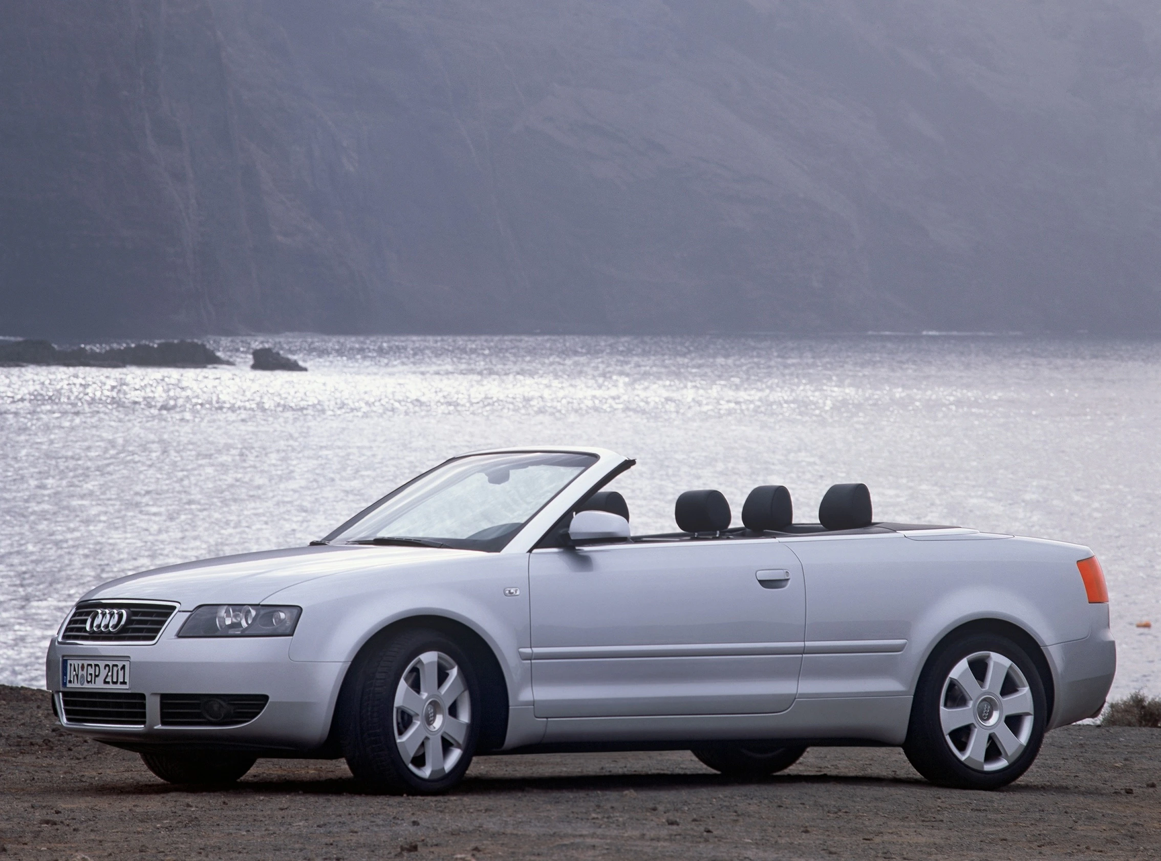 Audi A4 Cabrio B6 Aussenansicht Seite schräg statisch silber
