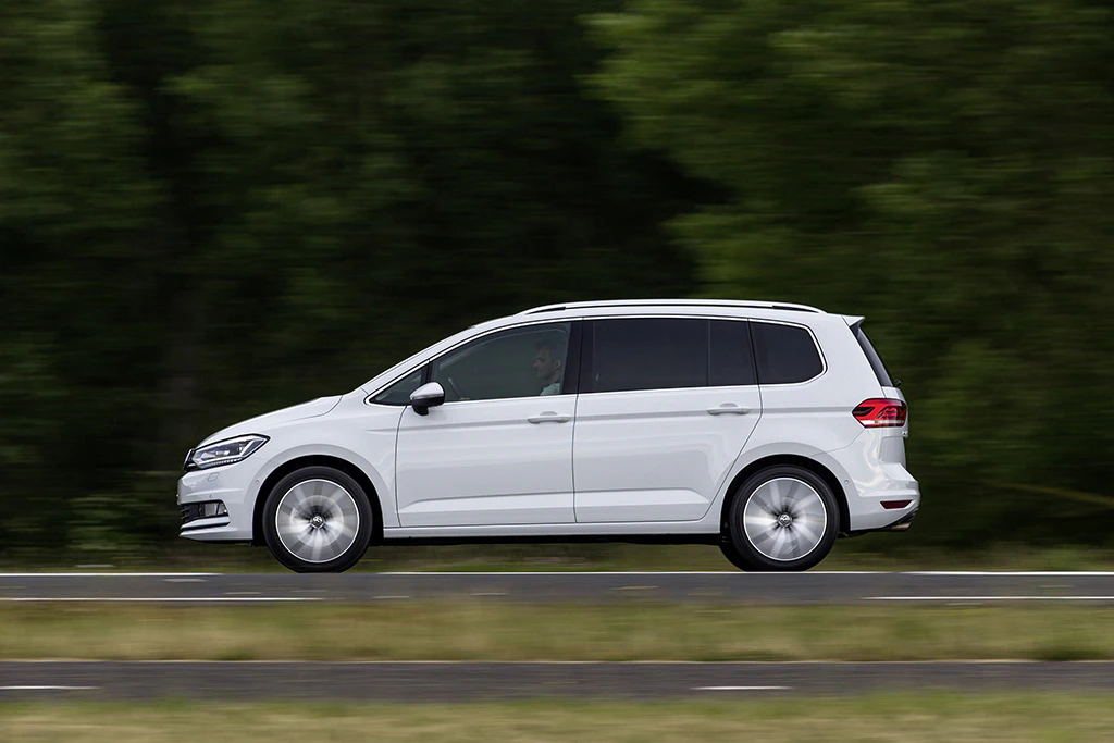 VW Touran 2 Aussenansicht Seite dynamisch weiss