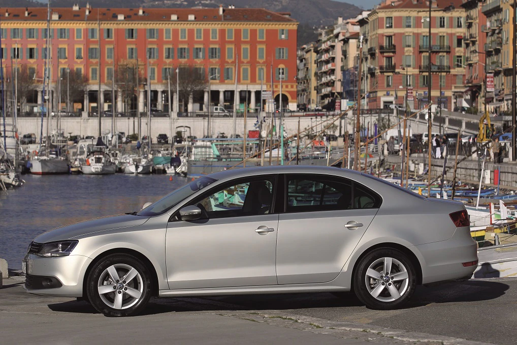 VW Jetta 6 Aussenansicht Seite statisch silber