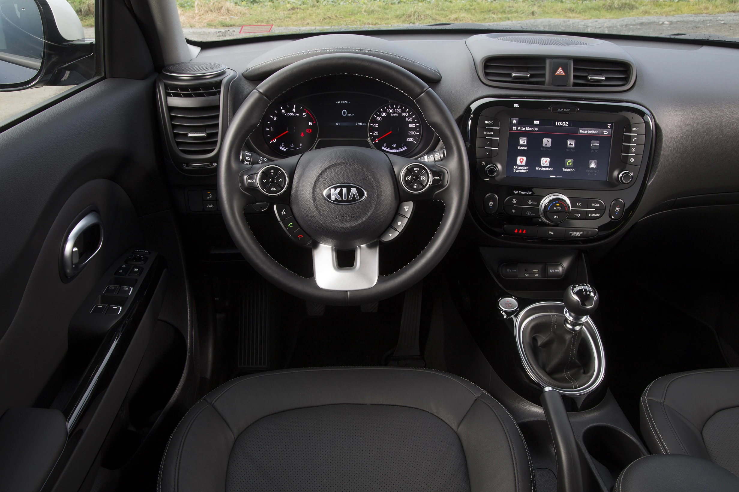 Innenraum eines Autos mit moderner Armaturentafel, Multifunktionslenkrad und Infotainment-System auf dem Display.