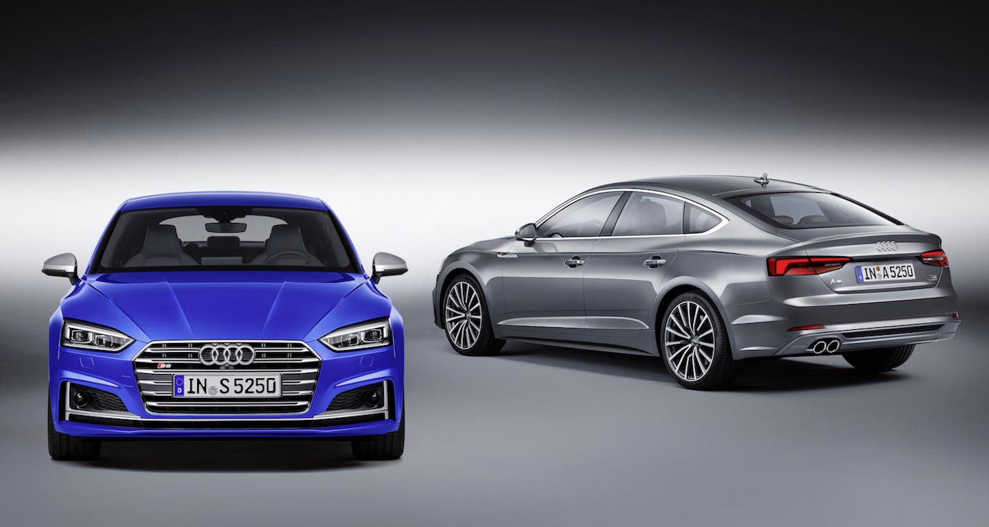 Zwei Audi S5 Autos, vorne in Blau von vorne, hinten in Grau von hinten, auf einem neutralen Hintergrund präsentiert.