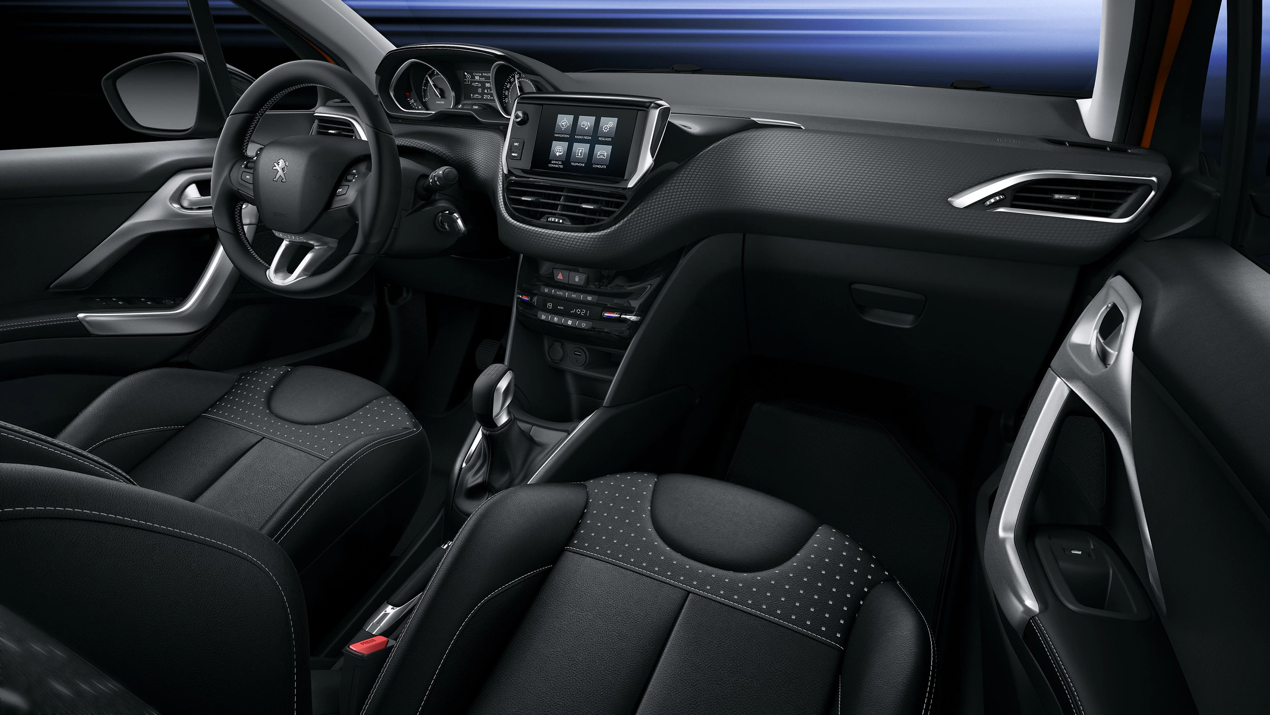 Moderner Autoinnenraum mit schwarzen Ledersitzen, Touchscreen-Display auf dem Armaturenbrett und sportlichem Lenkrad, blaues Licht im Hintergrund.