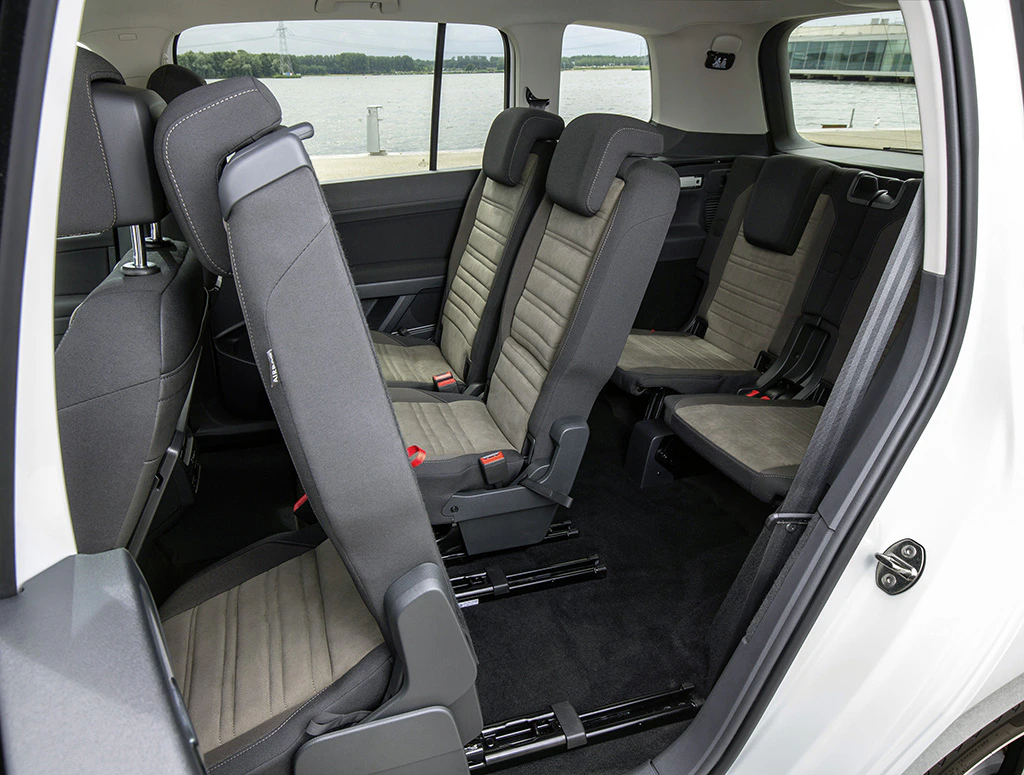 VW Touran 2 Innenansiccht Einstieg Rücksitze Fahrerseite statisch beige