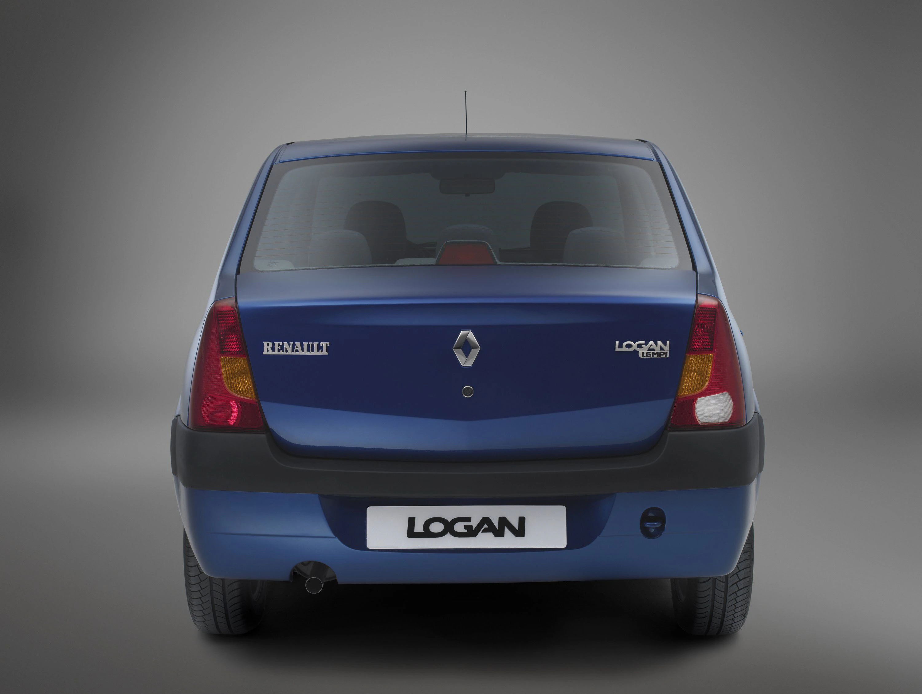 Blauer Renault Logan von hinten, grauer Hintergrund, Logo und Modellname sichtbar, leere Kennzeichenhalterung.