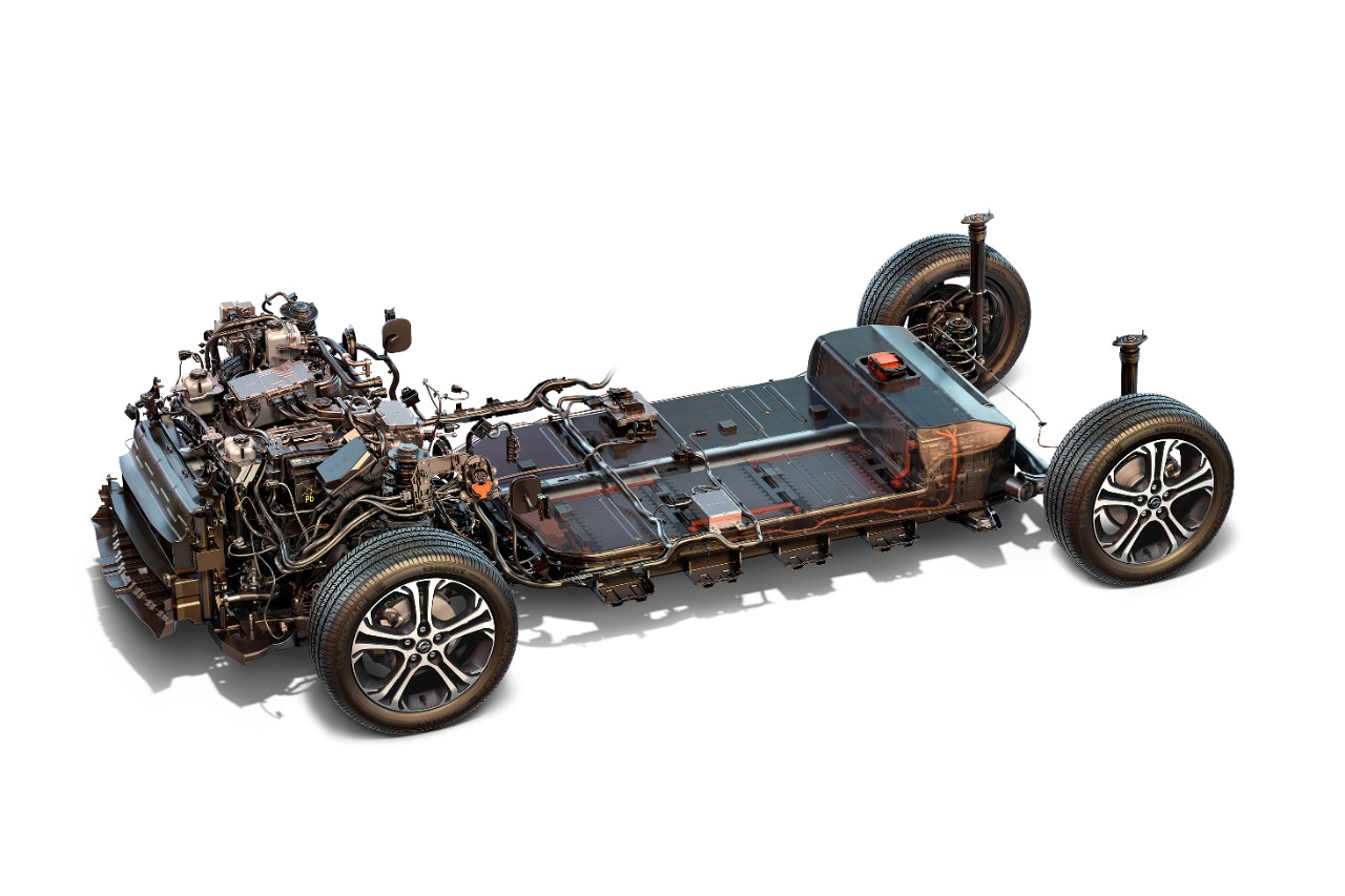 Fahrgestell eines modernen Elektroautos ohne Karosserie, mit sichtbaren elektrischen Komponenten und Radsystem, auf weißem Hintergrund.