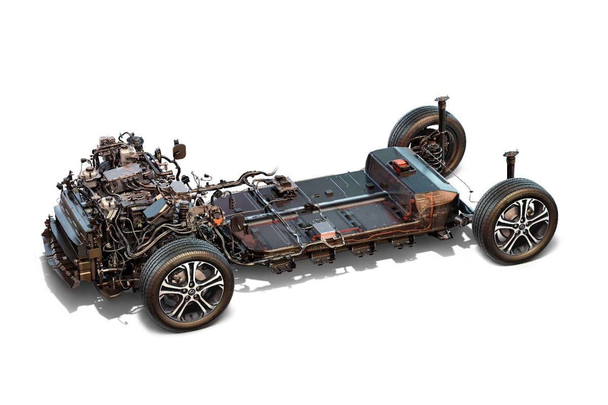 Fahrgestell eines modernen Elektroautos ohne Karosserie, mit sichtbaren elektrischen Komponenten und Radsystem, auf weißem Hintergrund.
