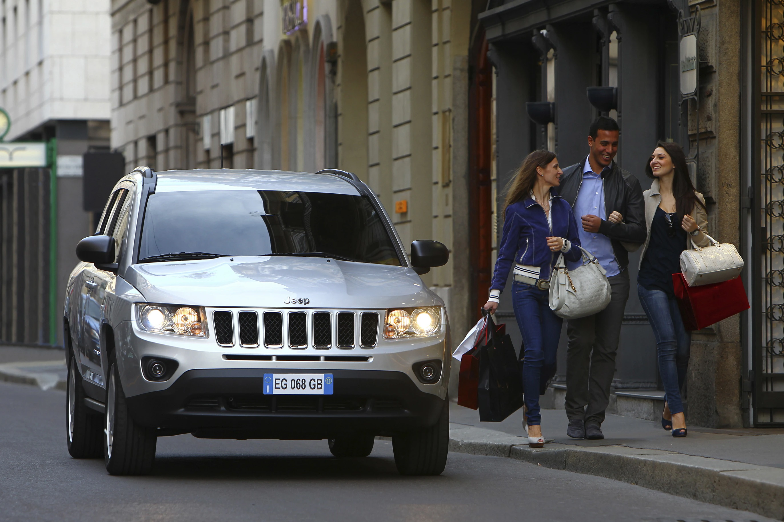 Jeep Compass Aussenansicht Front dynamisch silber