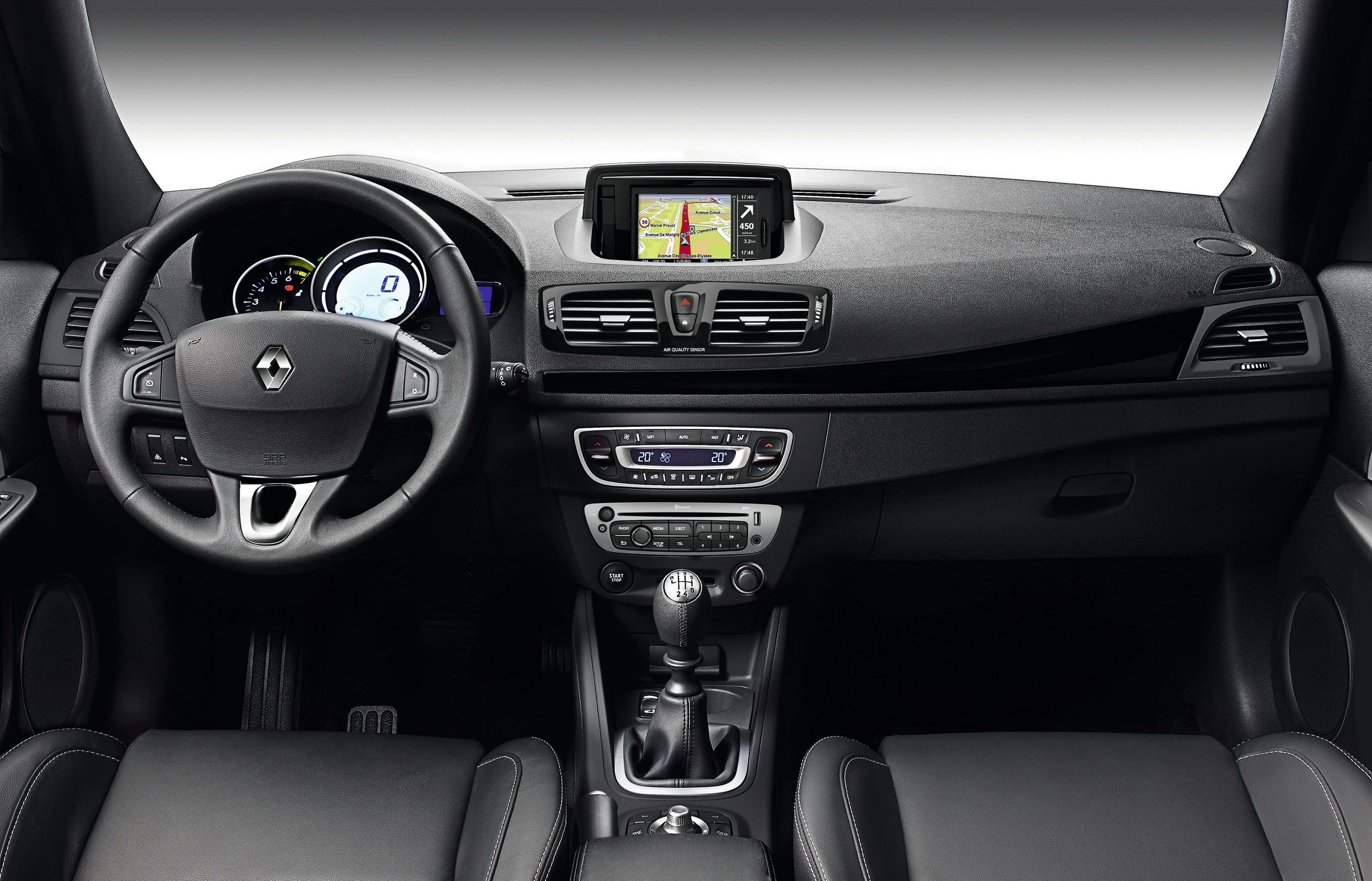 Innenraum eines Autos mit Lenkrad, Armaturenbrett, Navigation auf Display und manueller Schaltung. Elegantes, modernes Design in Schwarz.