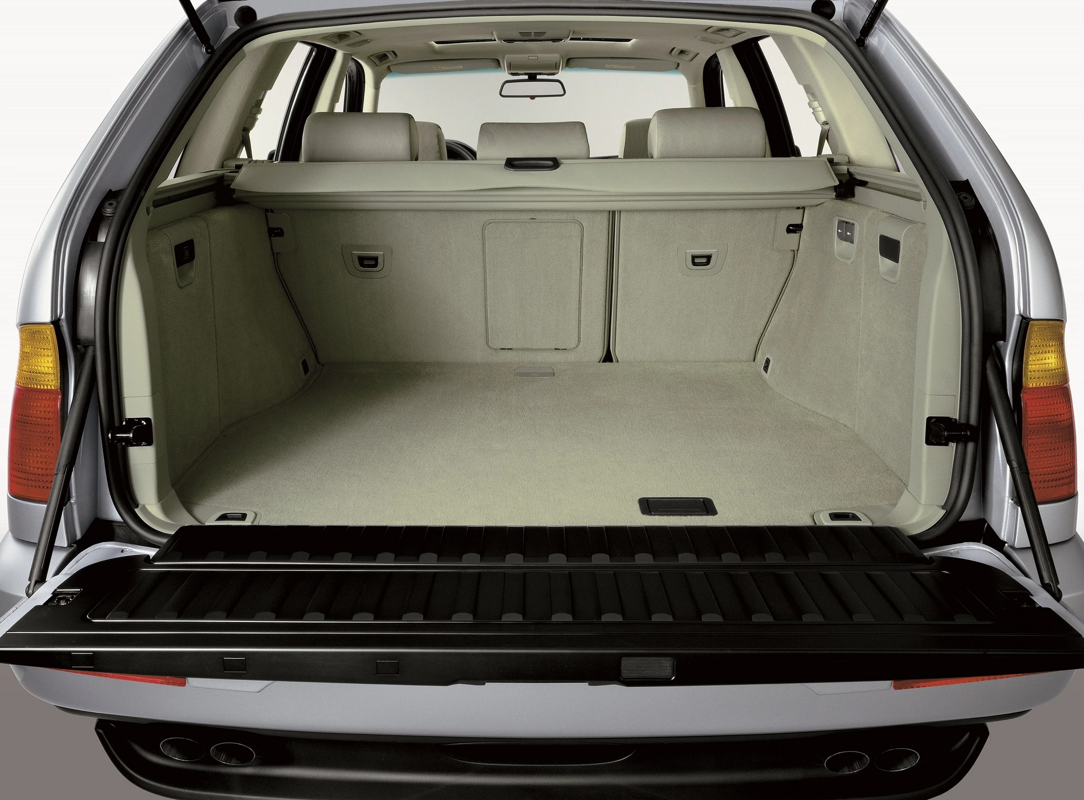 BMW X5 E53 Innenansicht statisch Studio Kofferraum