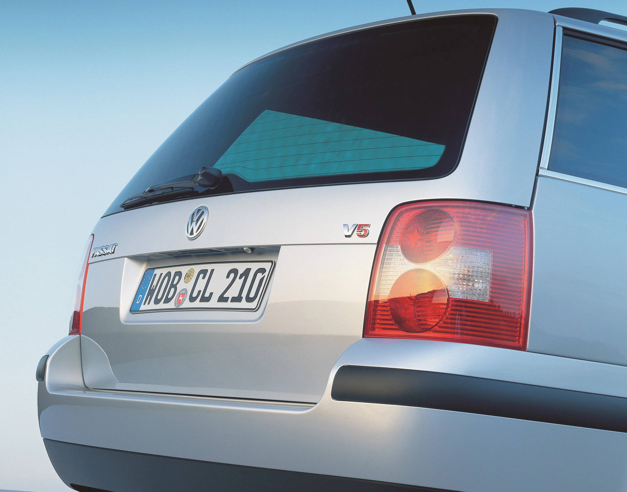 Rückansicht eines silbernen Volkswagen Passat V6 mit deutschem Kennzeichen, deutlich sichtbare Rücklichter und VW-Logo.