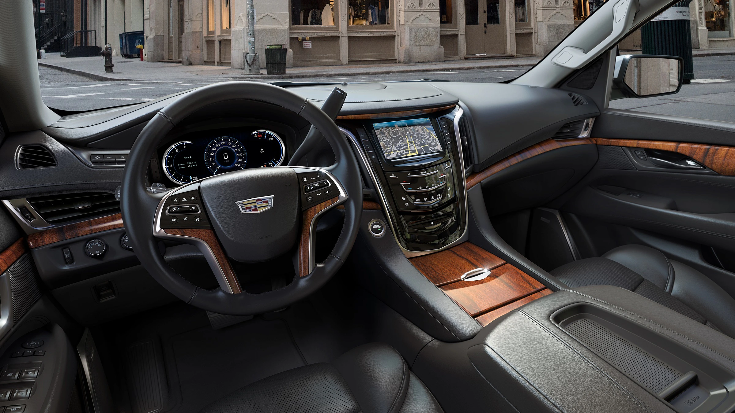 Innenraum eines Autos mit Lederpolstern, Holzverkleidung und einem modernen Armaturenbrett mit Touchscreen und digitalem Tacho.