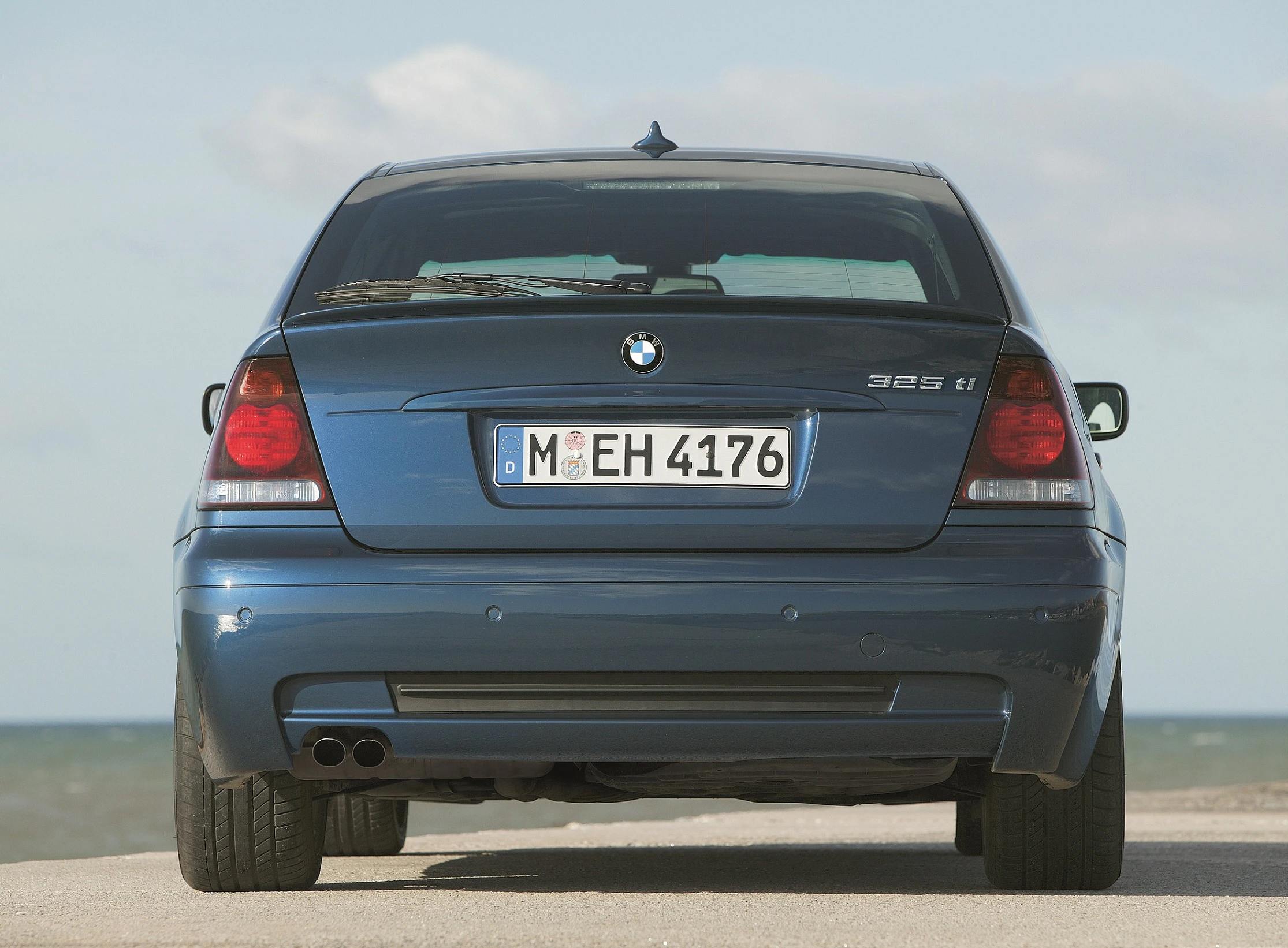 BMW 3er Compact E46 Aussenansicht Heck statisch blau