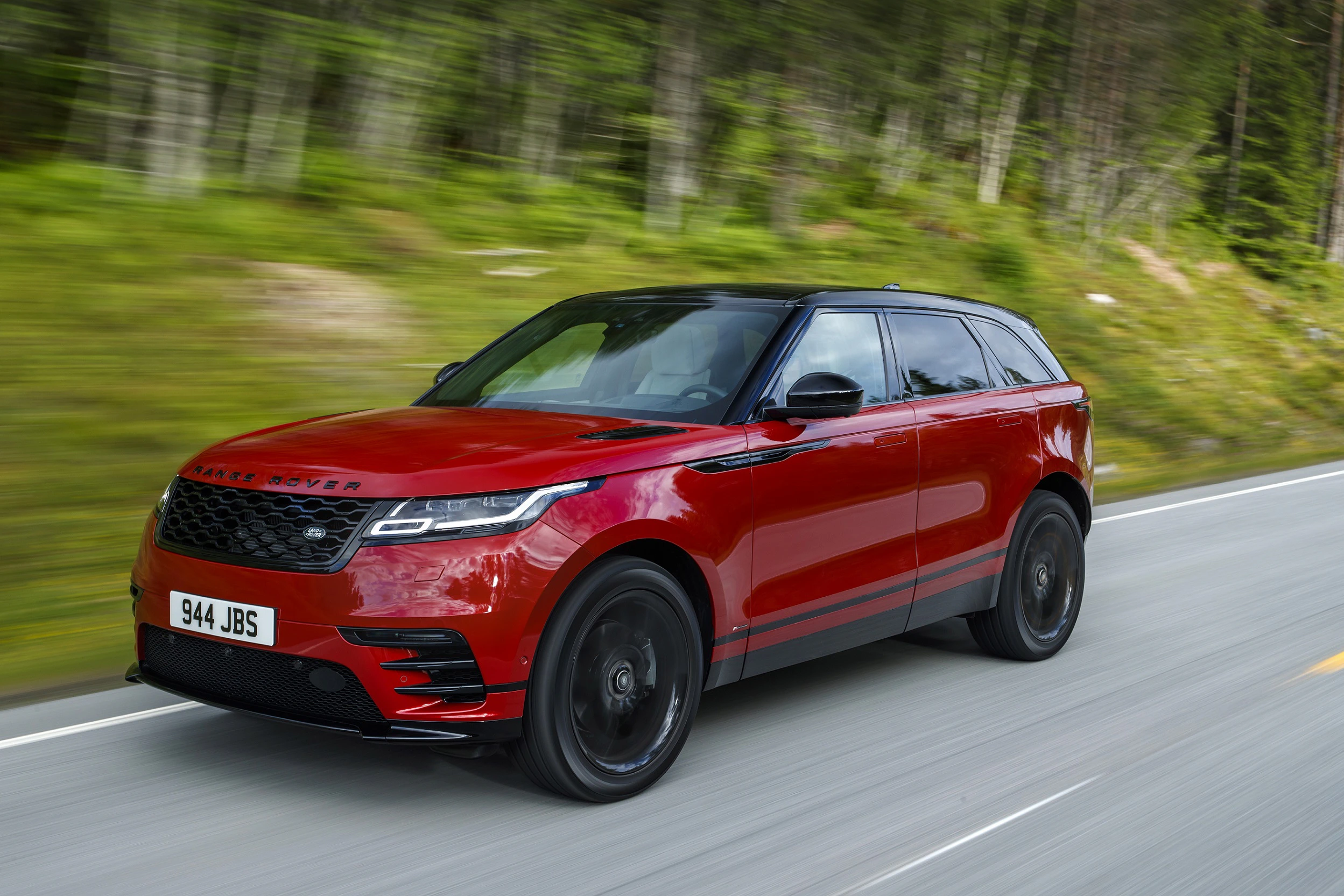 Land Rover Range Rover Velar Aussenansicht Front schräg dynamisch rot