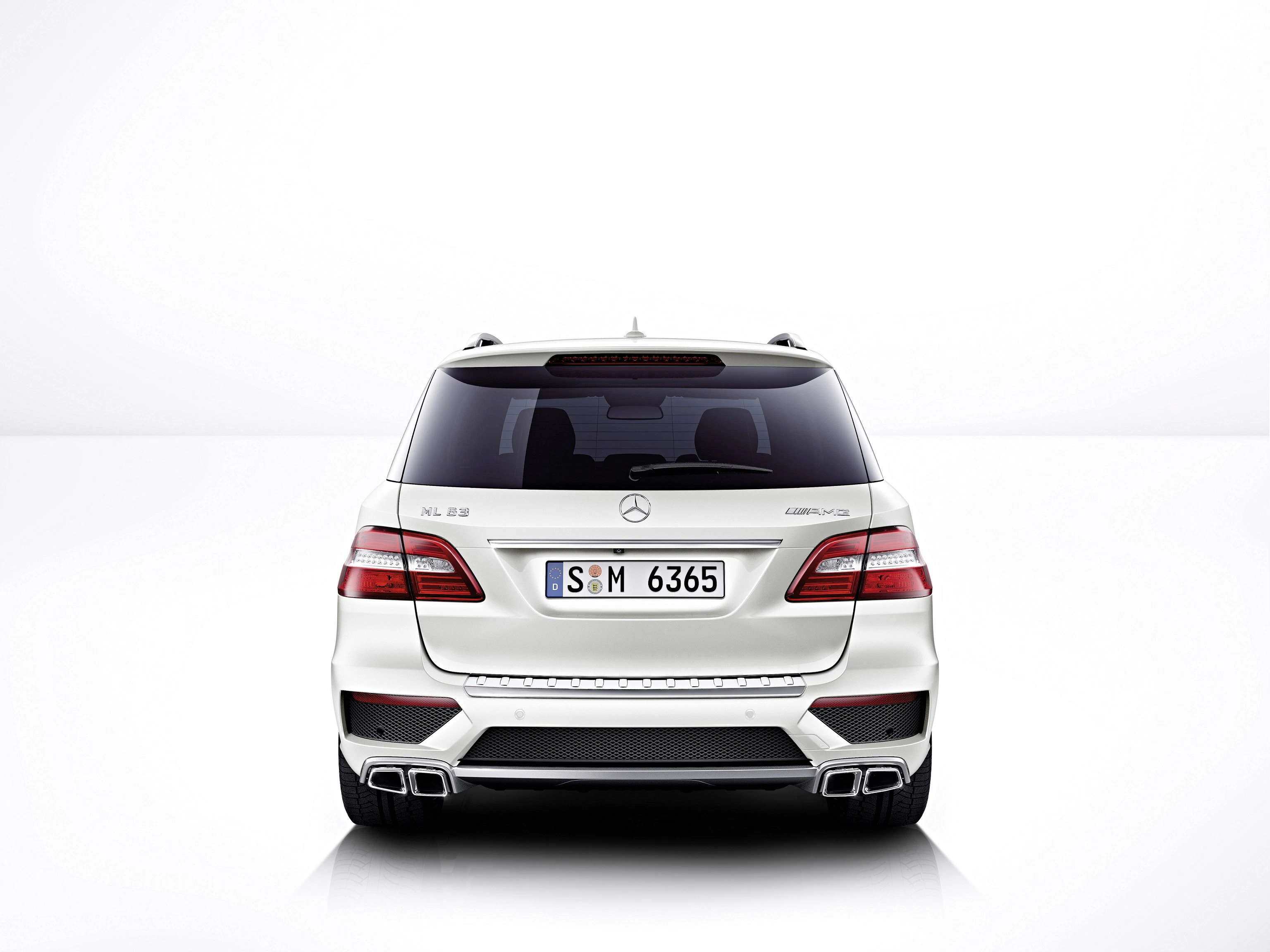 Rückansicht eines weißen Mercedes-Benz SUV auf weißem Hintergrund, mit AMG-Schriftzug und vierfachen Auspuffrohren.