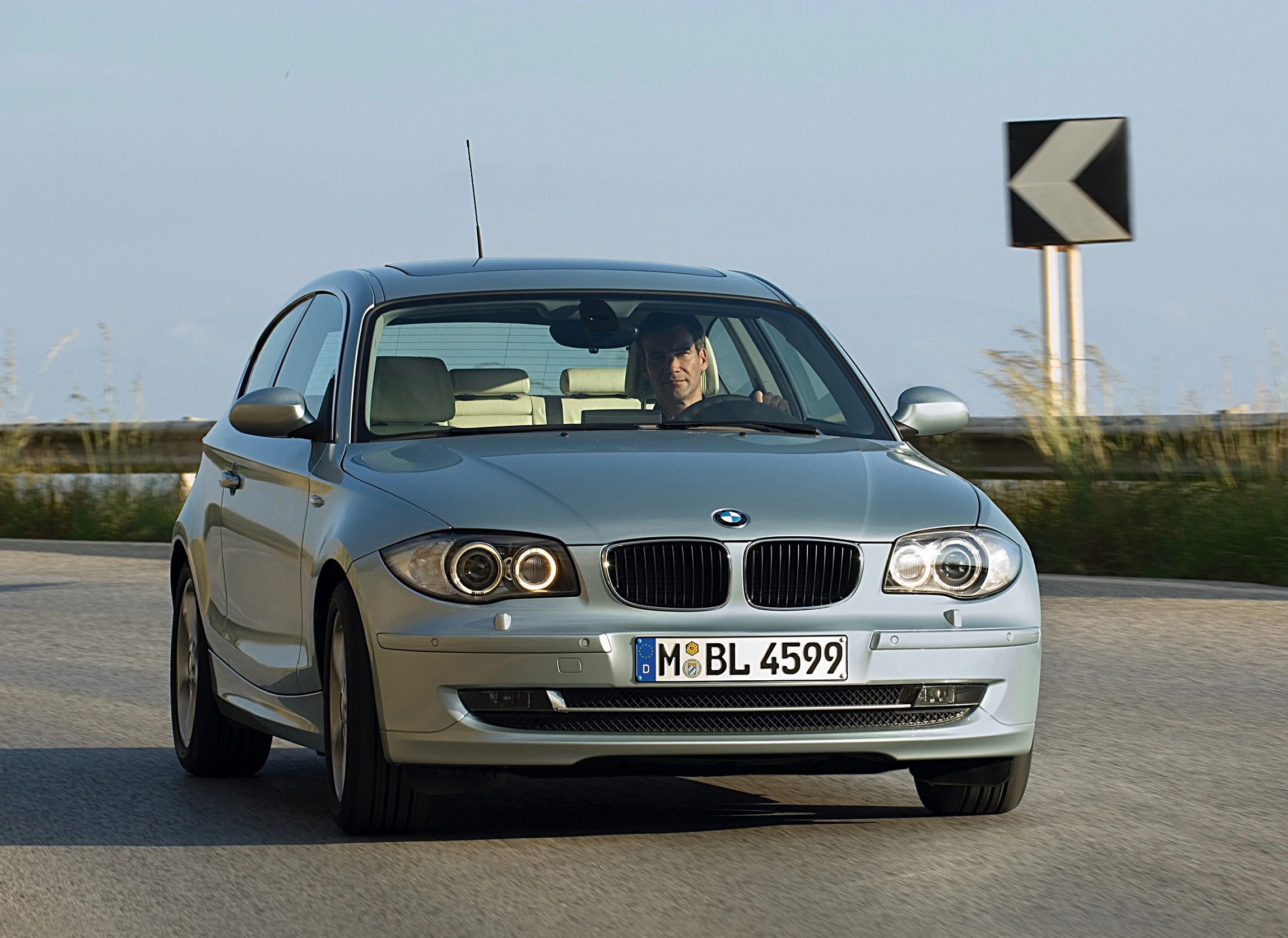 BMW 1er Dreitürer E81 Aussenansicht Front schräg dynamisch silber
