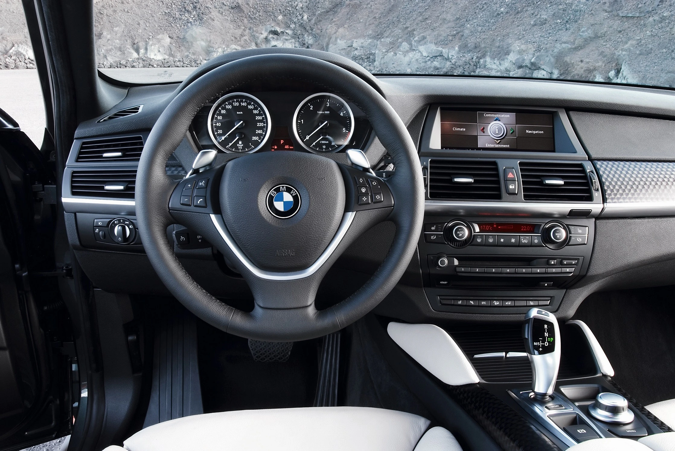 BMW X6 E71 Innenansicht statisch Vordersitze und Armaturenbrett fahrerseitig
